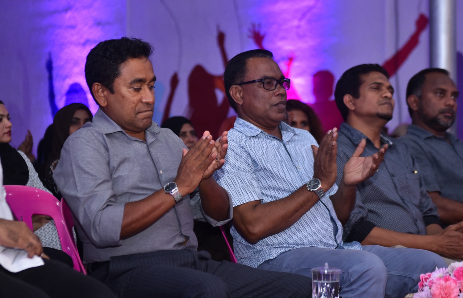 މާލެ: ނޮވެމްބަރު 21، 2017- ޕީޕީއެމުން މިރޭ ބޭއްވި ޖަލްސާގައި އެ ޕާޓީގެ މުސްތަޝާރު ރައީސް ޔާމީނާއި ނައިބު ރައީސް އަބްދުއްރަހީމް އަދި ޕާލަމެންޓްރީ ގުރޫޕުގެ ލީޑަރު ނިހާން ބައިވެރިވެވަޑައިގެން ތަރުހީބު ދެއްވަނީ.---ފޮޓޯ: ހުސެއިން ވަހީދު/މިހާރު