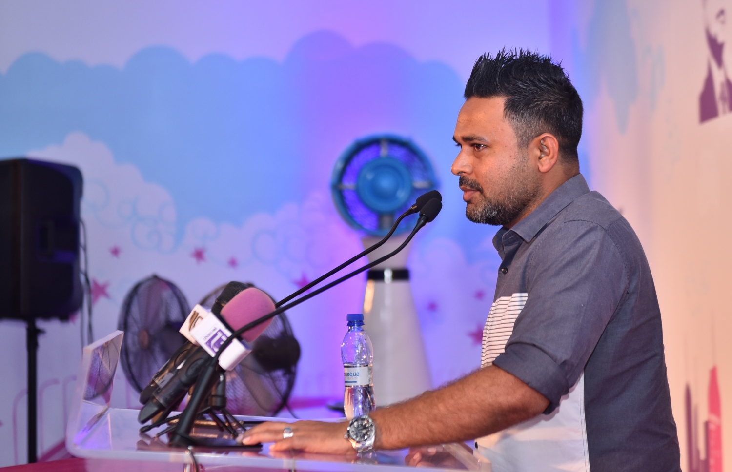 މާލެ: ނޮވެމްބަރު 21، 2017- ޕީޕީއެމުން މިރޭ ބޭއްވި ޖަލްސާގައި ނައިފަރު ދާއިރާގެ މެމްބަރު ޝިޔާމް ވާހަކަ ދައްކަވަނީ.---ފޮޓޯ: ހުސެއިން ވަހީދު/މިހާރު