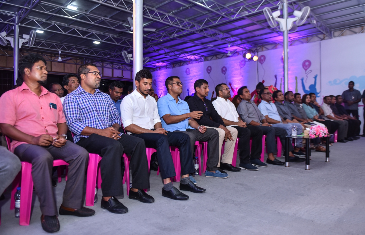 މާލެ: ނޮވެމްބަރު 21، 2017- ޕީޕީއެމުން މިރޭ ބޭއްވި ޖަލްސާގައި އެ ޕާޓީގެ މުސްތަޝާރު ރައީސް ޔާމީނާއި ދައުލަތުގެ ބައެއް އިސްވެރިންނާއި ރައްޔިތުންގެ މަޖިލީހުގެ ޕީޕީއެމްގެ ބައެއް މެމްބަރުން ބައިވެރިވެވަޑައިގަންނަވަނީ.---ފޮޓޯ: ހުސެއިން ވަހީދު/މިހާރު