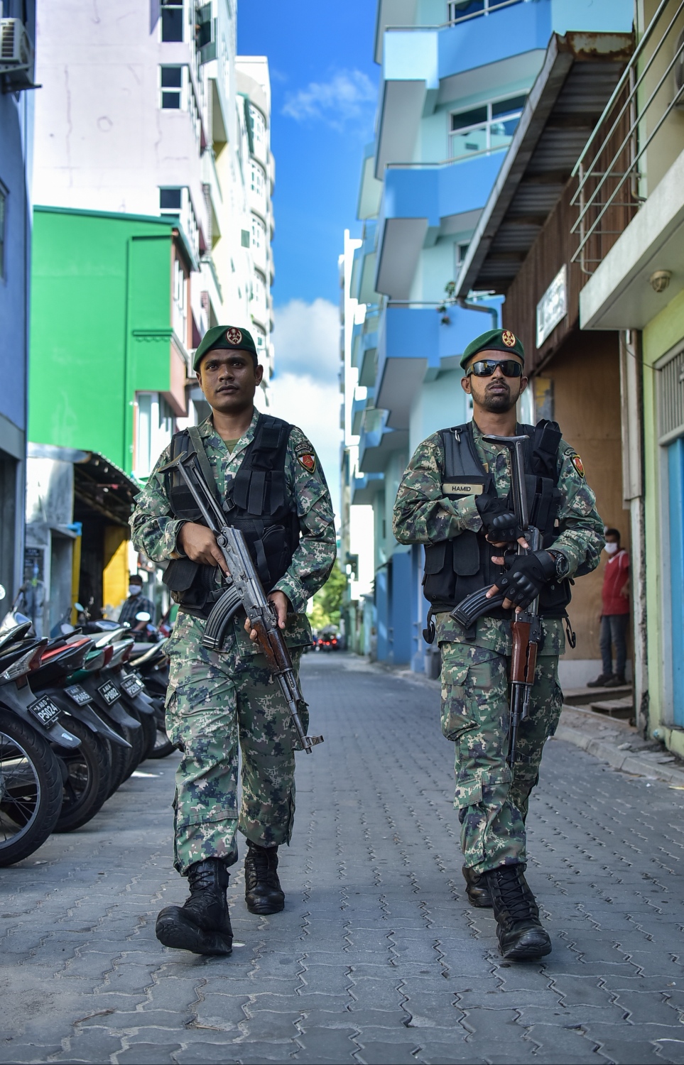 މިދިޔަ އަހަރުގެ ނޮވެމްބަރު މަހު ދިވެހި ސިފައިން މާލޭގައި ކުރިއަށް ގެންދިޔަ ތަމްރީންތަކެއްގައި ސިފައިންގެ ދެ މީހަކު ހަތިޔާރާއެކު ހަރަކާތްތެރިވަނީ.---ފޮޓޯ: މިހާރު