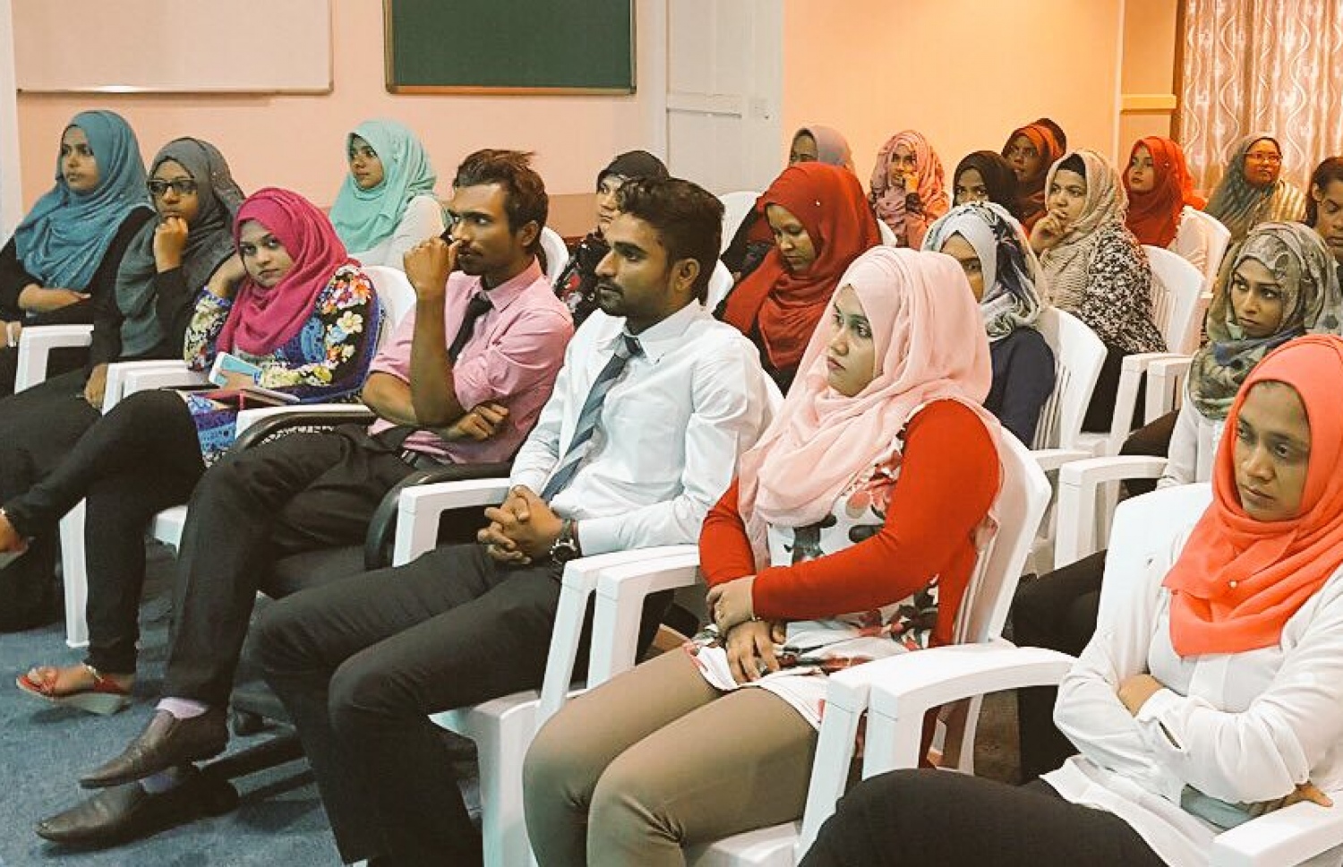 ޖެންޑަ މިނިސްޓްރީގެ ބައެއް ސޯޝަލް ވޯކަރުން ބައްދަލުވުމެއްގައި. ފޮޓޯ: ޓްވިޓާ/ ޖެންޑާ މިނިސްޓްރީ