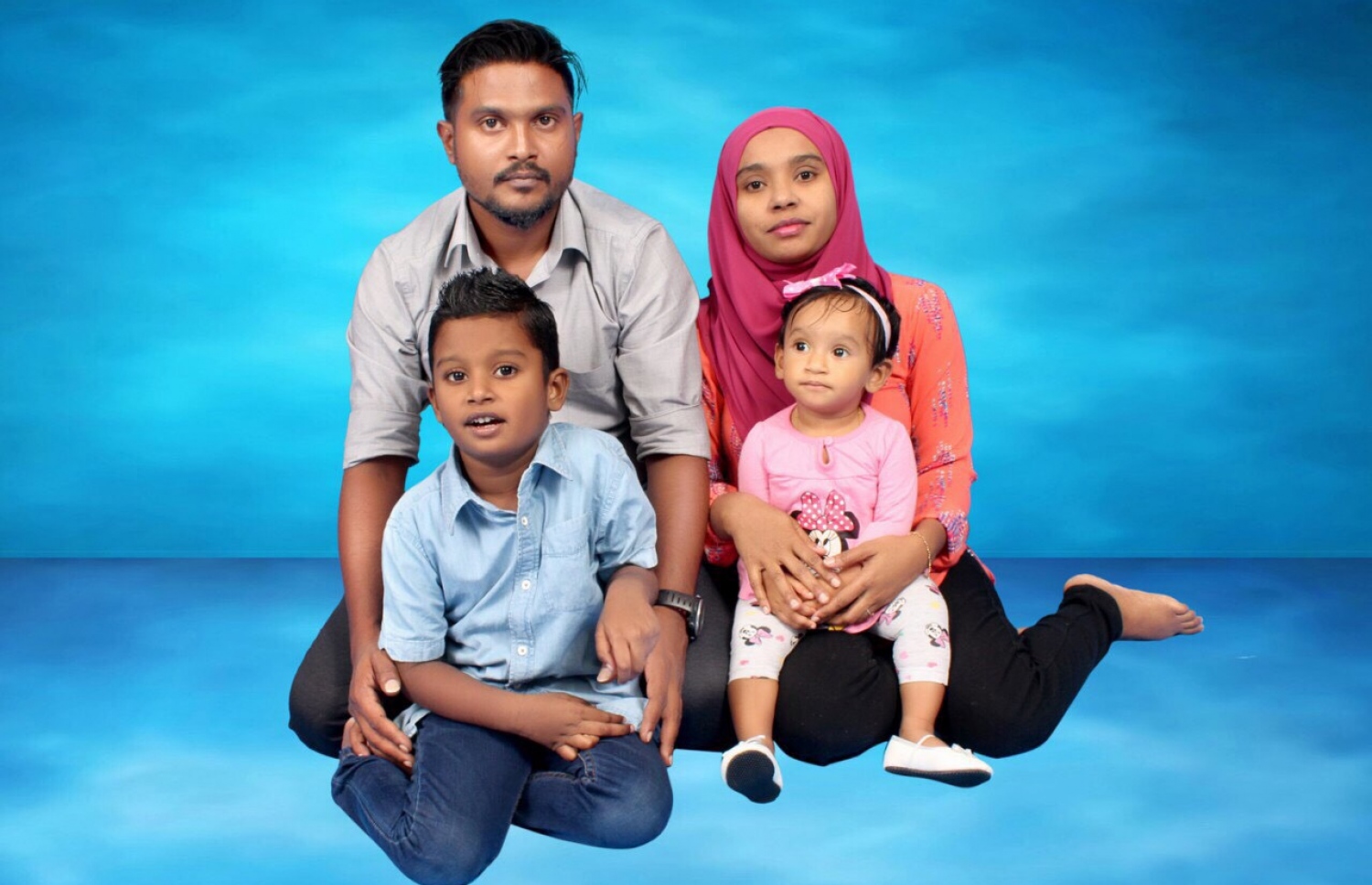 އަޝްހަމް އޭނާގެ މައިންބަފައިންނާއި ކޮއްކޮއާ އެކު