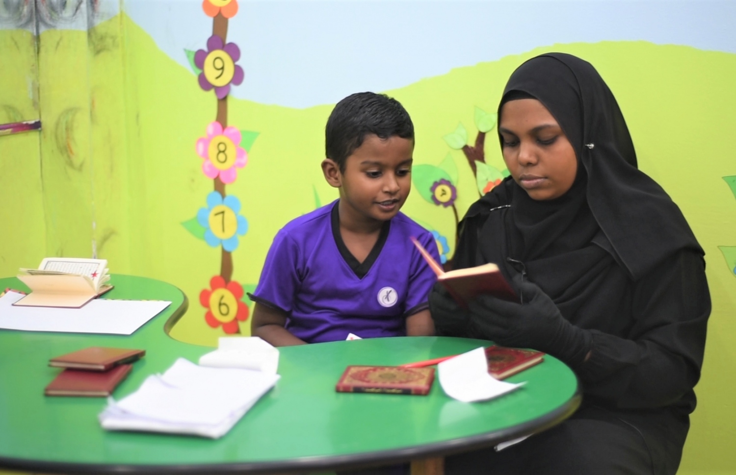 އަޝްހަމް އޭނާގެ ޓީޗަރު، ނަޒުވާ އާ އެކު ގުރުއާން ކިޔަވަނީ-- މިހާރު ފޮޓޯ: އަމާނީ އަބްދުﷲ