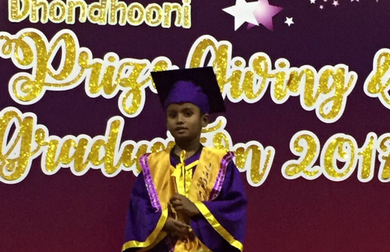 އަޝްހަމް އޭނާއަށް ދޮންދޫނި ޕްރީ ސްކޫލުން ދީފައިވާ ތައްޓާއެކު ގުރެޖުއޭޝަނުގައި