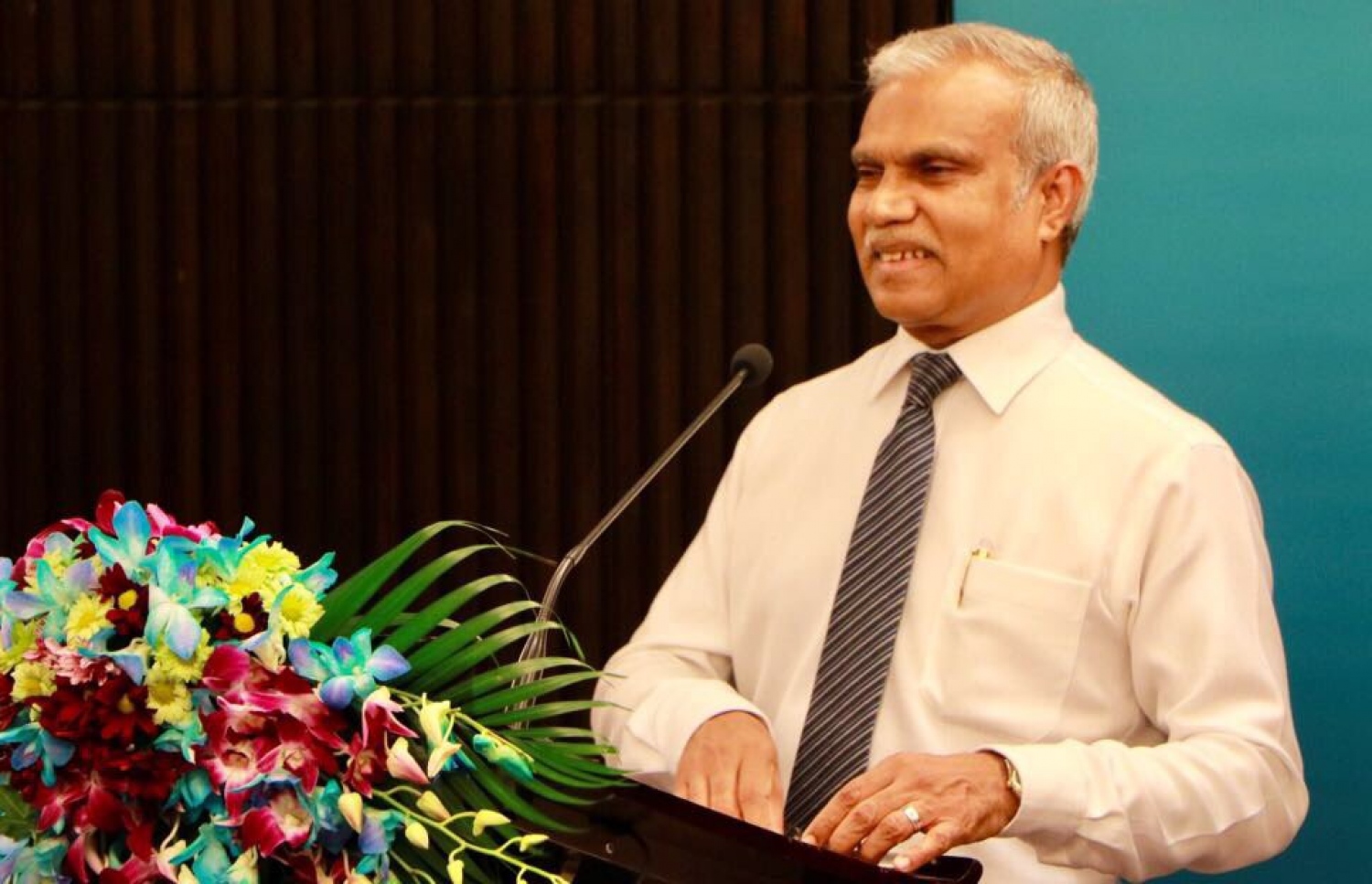 އޮސްޓްރޭލިއާ ސަރުކާރުން ދޭ ސްކޮލަޝިޕް ހަވާލުކުރަން މިއަދު ހަވީރު ބޭއްވި ރަސްމިއްޔާތުގައި ފޮރިން މިނިސްޓަރު އާސިމް ވާހަކަދައްކަވަނީ.-- ފޮޓޯ: ފޮރިން މިނިސްޓްރީ