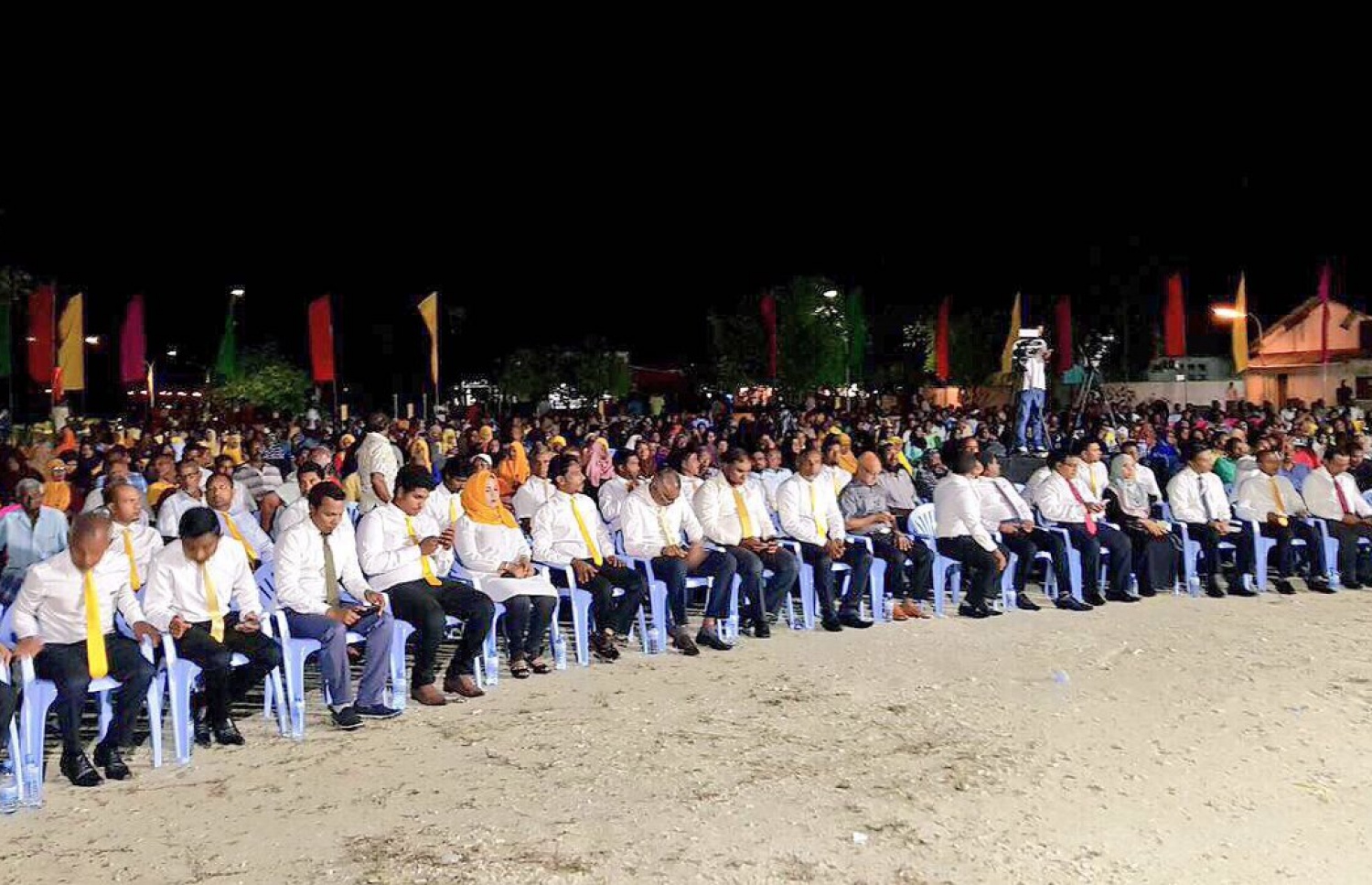 އިދިކޮޅު ޕާޓީތަކުން ތިނަދޫގައި ބޭއްވި ޖަލްސާ: މި ޖަލްސާގައި ސަރުކާރަށް ފާޑުވިދާޅުވަމުން ޝާހިދު ވިދާޅުވީ ތިނަދޫ ރައްޔިތުން ތިބީ އިސްލާހީ މަސައްކަތުގައި ސާބިތުވެ ކަމަށް.