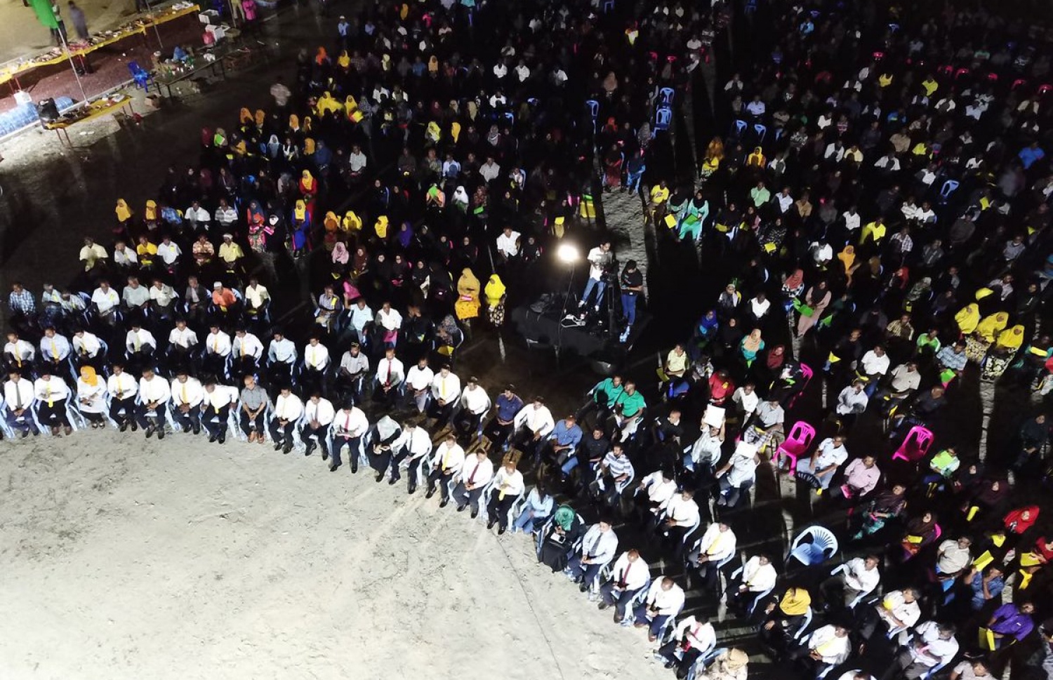 ތިނަދޫގައި އިދިކޮޅު ފަރާތްތަކުން ބޭއްވި ޖަލްސާގައި ބައިވެރިވި އިދިކޮޅު ޕާޓީތަކުގެ ސަޕޯޓަރުން. --ފޮޓޯ/ ސޯޝަލް މީޑިއާ