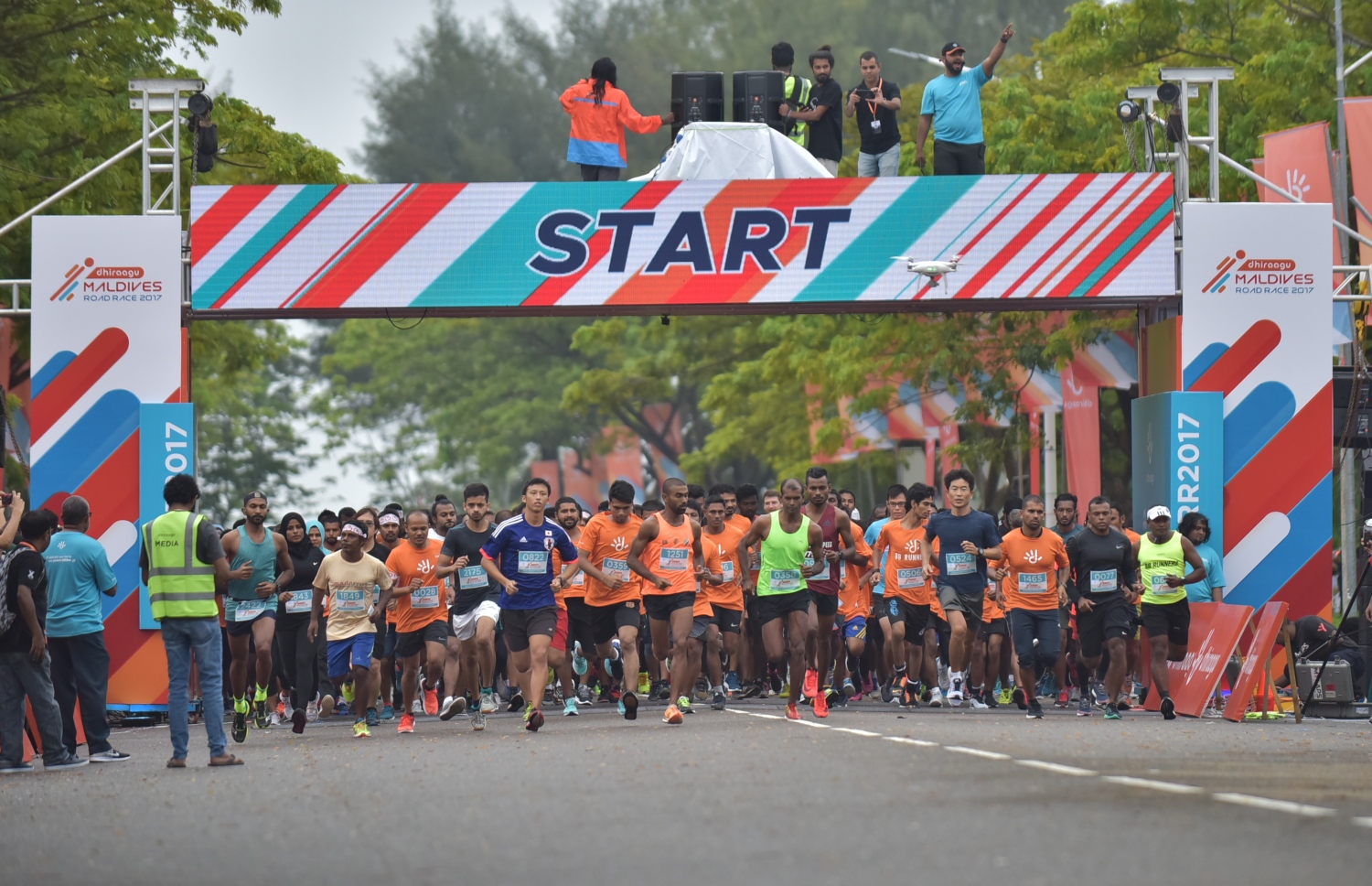ހުޅުމާލެ: ނޮވެމްބަރު 24، 2017- ދިރާގު މޯލްޑިވްސް ރޯޑް ރޭސް 2017ގައި ބައިވެރިން ރޭސް ފައްޓަނީ: ރާއްޖޭގައި މިހާތަނަށް ބޭއްވި އެންމެ ބޮޑު އަދި އެންމެ ފުރަތަމަ އިންޓަނޭޝަނަލް ރޭހުގައި 3000 ދުވުންތެރިން ބައިވެރިވި. އޭގެ ތެރޭގައި ގައުމީ ފެންވަރުގެ އެތުލީޓުންނާއި ކަސްރަތަށް ދުވާ މީހުންގެ އިތުރުން އާއިލާ އާއި ރަށްޓެހިންނާ އެކު މަޖަކަށް ދުވި މީހުން ވެސް ހިމެނޭ.---ފޮޓޯ: ހުސެއިން ވަހީދު/މިހާރު