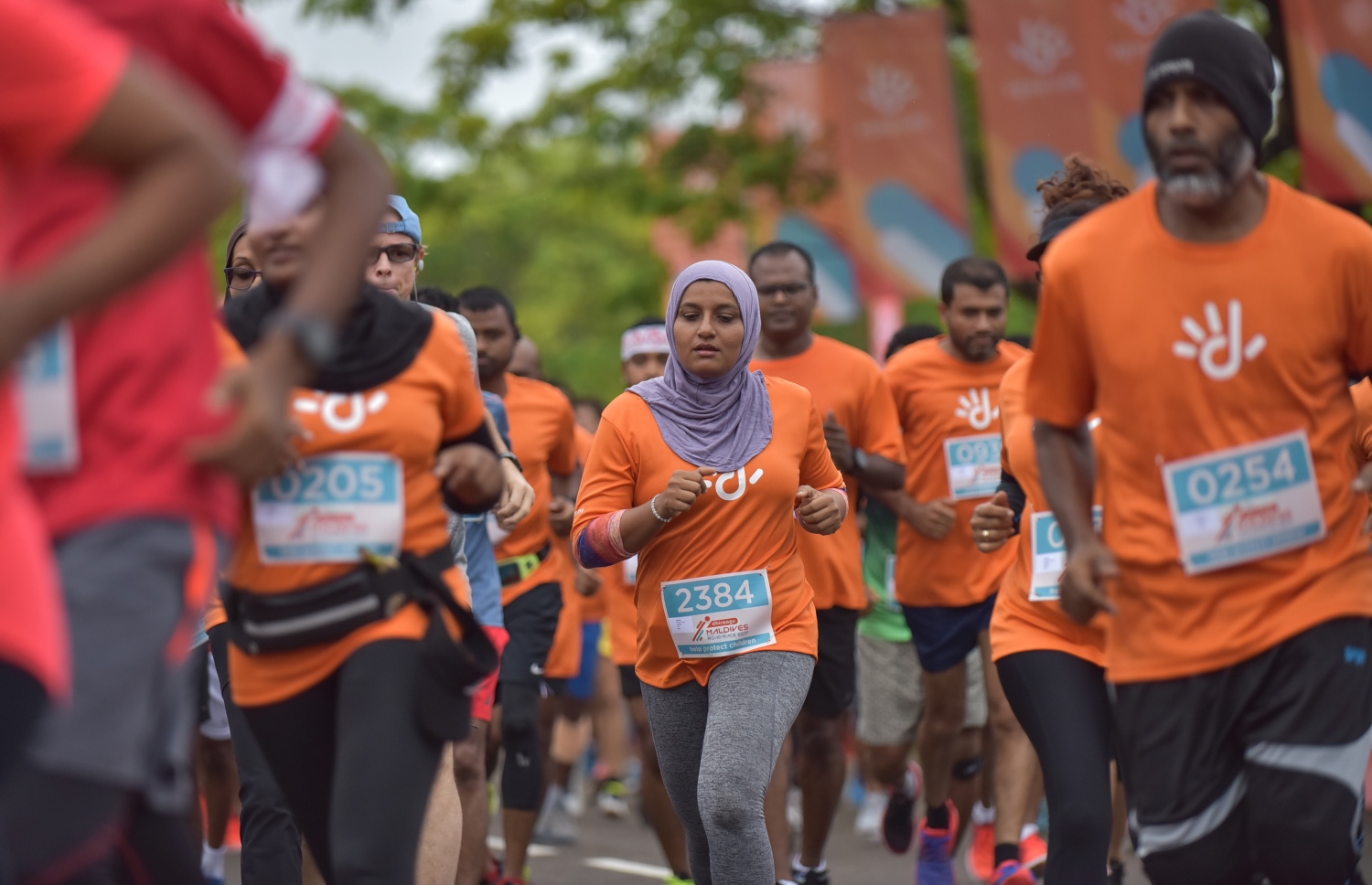 ހުޅުމާލެ: ނޮވެމްބަރު 24، 2017- ދިރާގު މޯލްޑިވްސް ރޯޑް ރޭސް 2017ގައި ބައިވެރިއެއް ދުވުން ފުރިހަމަ ކުރަނީ: ރާއްޖޭގައި މިހާތަނަށް ބޭއްވި އެންމެ ބޮޑު އަދި އެންމެ ފުރަތަމަ އިންޓަނޭޝަނަލް ރޭހުގައި 3000 ދުވުންތެރިން ބައިވެރިވި. އޭގެ ތެރޭގައި ގައުމީ ފެންވަރުގެ އެތުލީޓުންނާއި ކަސްރަތަށް ދުވާ މީހުންގެ އިތުރުން އާއިލާ އާއި ރަށްޓެހިންނާ އެކު މަޖަކަށް ދުވި މީހުން ވެސް ހިމެނޭ.---ފޮޓޯ: ހުސެއިން ވަހީދު/މިހާރު