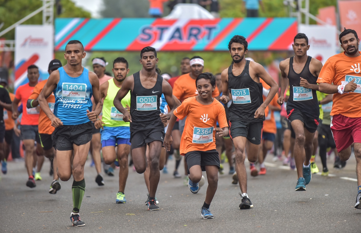 ހުޅުމާލެ: ނޮވެމްބަރު 24، 2017- ދިރާގު މޯލްޑިވްސް ރޯޑް ރޭސް 2017ގައި ވަނަވަނައަށް ދިޔަ ބައެއް ދުވުންތެރިންނާއި ކުޑަކުއްޖަކު ވާދަކުރަނީ: ރާއްޖޭގައި މިހާތަނަށް ބޭއްވި އެންމެ ބޮޑު އަދި އެންމެ ފުރަތަމަ އިންޓަނޭޝަނަލް ރޭހުގައި 3000 ދުވުންތެރިން ބައިވެރިވި. އޭގެ ތެރޭގައި ގައުމީ ފެންވަރުގެ އެތުލީޓުންނާއި ކަސްރަތަށް ދުވާ މީހުންގެ އިތުރުން އާއިލާ އާއި ރަށްޓެހިންނާ އެކު މަޖަކަށް ދުވި މީހުން ވެސް ހިމެނޭ.---ފޮޓޯ: ހުސެއިން ވަހީދު/މިހާރު