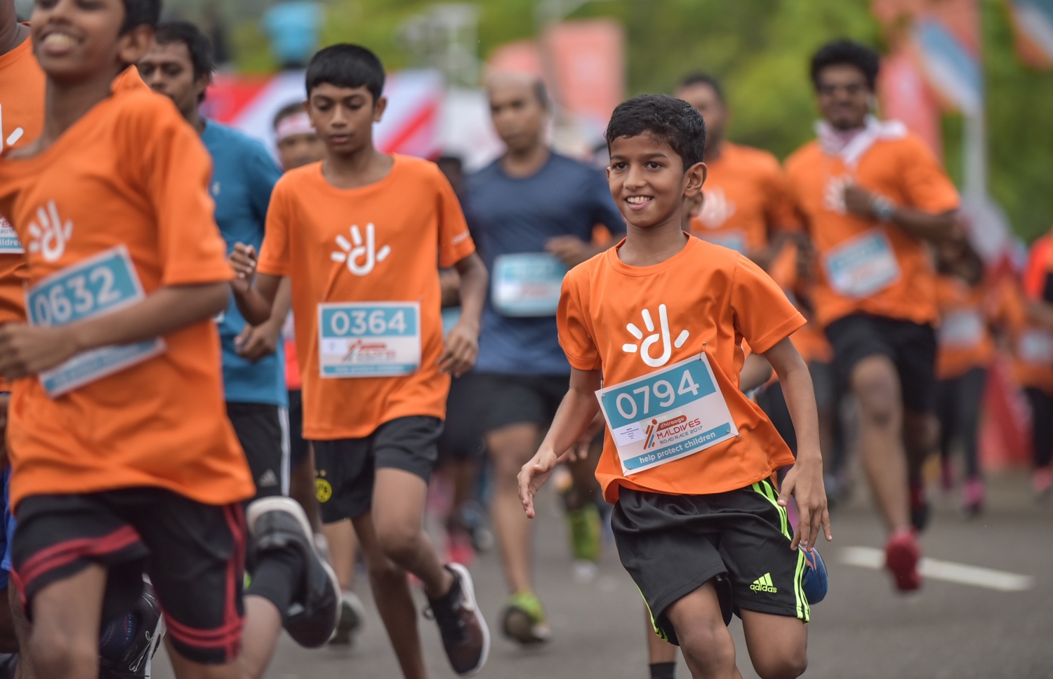 ހުޅުމާލެ: ނޮވެމްބަރު 24، 2017- ދިރާގު މޯލްޑިވްސް ރޯޑް ރޭސް 2017ގައި ބައިވެރިވި ކުޑަކުއްޖަކު ދުވުން ފުރިހަމަ ކުރަނީ: ރާއްޖޭގައި މިހާތަނަށް ބޭއްވި އެންމެ ބޮޑު އަދި އެންމެ ފުރަތަމަ އިންޓަނޭޝަނަލް ރޭހުގައި 3000 ދުވުންތެރިން ބައިވެރިވި. އޭގެ ތެރޭގައި ގައުމީ ފެންވަރުގެ އެތުލީޓުންނާއި ކަސްރަތަށް ދުވާ މީހުންގެ އިތުރުން އާއިލާ އާއި ރަށްޓެހިންނާ އެކު މަޖަކަށް ދުވި މީހުން ވެސް ހިމެނޭ.---ފޮޓޯ: ހުސެއިން ވަހީދު/މިހާރު