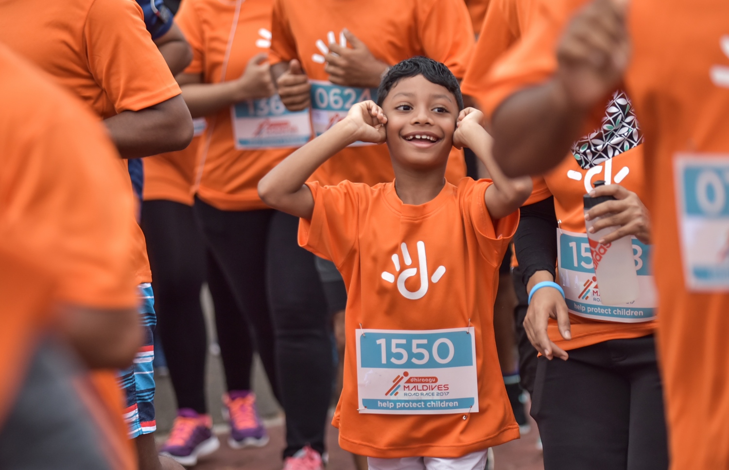 ހުޅުމާލެ: ނޮވެމްބަރު 24، 2017- ދިރާގު މޯލްޑިވްސް ރޯޑް ރޭސް 2017ގައި ބައިވެރިވި ކުޑަކުއްޖަކު ދުވުން ފުރިހަމަ ކުރަނީ: ރާއްޖޭގައި މިހާތަނަށް ބޭއްވި އެންމެ ބޮޑު އަދި އެންމެ ފުރަތަމަ އިންޓަނޭޝަނަލް ރޭހުގައި 3000 ދުވުންތެރިން ބައިވެރިވި. އޭގެ ތެރޭގައި ގައުމީ ފެންވަރުގެ އެތުލީޓުންނާއި ކަސްރަތަށް ދުވާ މީހުންގެ އިތުރުން އާއިލާ އާއި ރަށްޓެހިންނާ އެކު މަޖަކަށް ދުވި މީހުން ވެސް ހިމެނޭ.---ފޮޓޯ: ހުސެއިން ވަހީދު/މިހާރު
