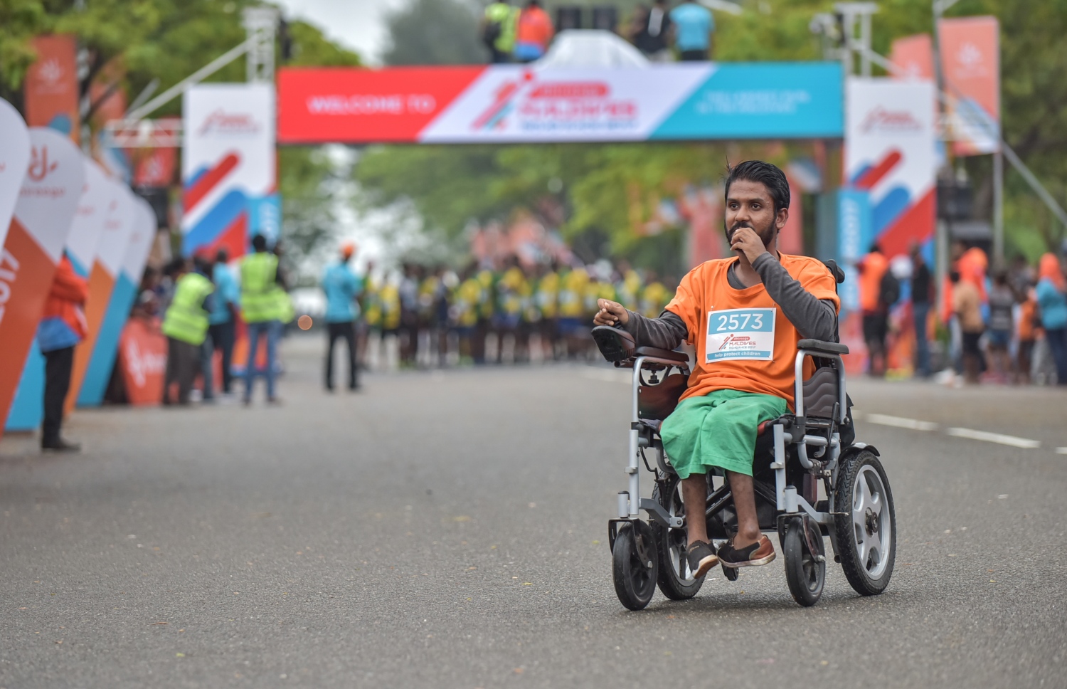 ހުޅުމާލެ: ނޮވެމްބަރު 24، 2017- ދިރާގު މޯލްޑިވްސް ރޯޑް ރޭސް 2017ގައި ބައިވެރިވި ނުކުޅެދުންތެރިކަން ހުންނަ ޒުވާނެއް ރޭސް ފުރިހަމަ ކުރަނީ: ރާއްޖޭގައި މިހާތަނަށް ބޭއްވި އެންމެ ބޮޑު އަދި އެންމެ ފުރަތަމަ އިންޓަނޭޝަނަލް ރޭހުގައި 3000 ދުވުންތެރިން ބައިވެރިވި. އޭގެ ތެރޭގައި ގައުމީ ފެންވަރުގެ އެތުލީޓުންނާއި ކަސްރަތަށް ދުވާ މީހުންގެ އިތުރުން އާއިލާ އާއި ރަށްޓެހިންނާ އެކު މަޖަކަށް ދުވި މީހުން ވެސް ހިމެނޭ.---ފޮޓޯ: ހުސެއިން ވަހީދު/މިހާރު
