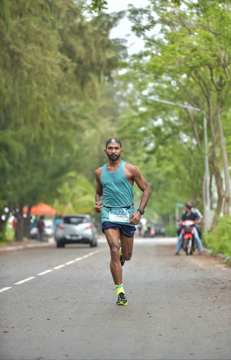 ހުޅުމާލެ: ނޮވެމްބަރު 24، 2017- ދިރާގު މޯލްޑިވްސް ރޯޑް ރޭސް 2017ގައި ދެވަނަ އަޔަންމޭން އާތިފް ދުވުން ފުރިހަމަ ކުރަނީ: ރާއްޖޭގައި މިހާތަނަށް ބޭއްވި އެންމެ ބޮޑު އަދި އެންމެ ފުރަތަމަ އިންޓަނޭޝަނަލް ރޭހުގައި 3000 ދުވުންތެރިން ބައިވެރިވި. އޭގެ ތެރޭގައި ގައުމީ ފެންވަރުގެ އެތުލީޓުންނާއި ކަސްރަތަށް ދުވާ މީހުންގެ އިތުރުން އާއިލާ އާއި ރަށްޓެހިންނާ އެކު މަޖަކަށް ދުވި މީހުން ވެސް ހިމެނޭ.---ފޮޓޯ: ހުސެއިން ވަހީދު/މިހާރު