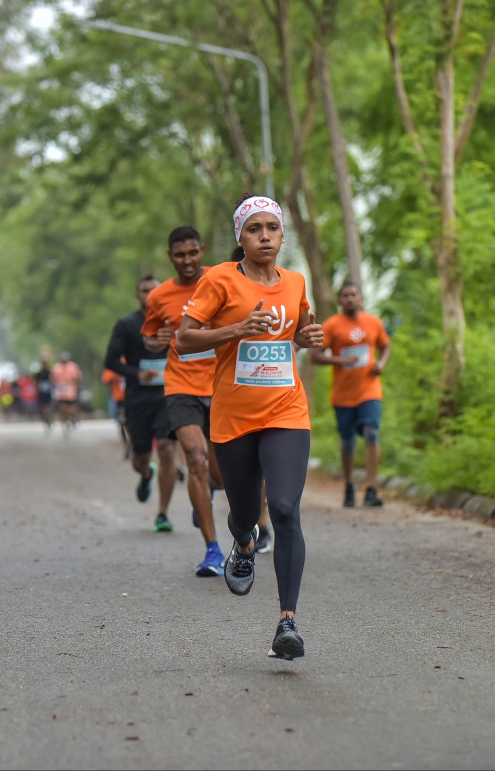 ހުޅުމާލެ: ނޮވެމްބަރު 24، 2017- ދިރާގު މޯލްޑިވްސް ރޯޑް ރޭސް 2017ގައި އަންހެނުންގެ ފަސް ކިލޯމީޓަރުގެ ގައުމީ ރެކޯޑް މުގުރާލި މަރީ ދުވުން ފުރިހަމަ ކުރަނީ: ރާއްޖޭގައި މިހާތަނަށް ބޭއްވި އެންމެ ބޮޑު އަދި އެންމެ ފުރަތަމަ އިންޓަނޭޝަނަލް ރޭހުގައި 3000 ދުވުންތެރިން ބައިވެރިވި. އޭގެ ތެރޭގައި ގައުމީ ފެންވަރުގެ އެތުލީޓުންނާއި ކަސްރަތަށް ދުވާ މީހުންގެ އިތުރުން އާއިލާ އާއި ރަށްޓެހިންނާ އެކު މަޖަކަށް ދުވި މީހުން ވެސް ހިމެނޭ.---ފޮޓޯ: ހުސެއިން ވަހީދު/މިހާރު