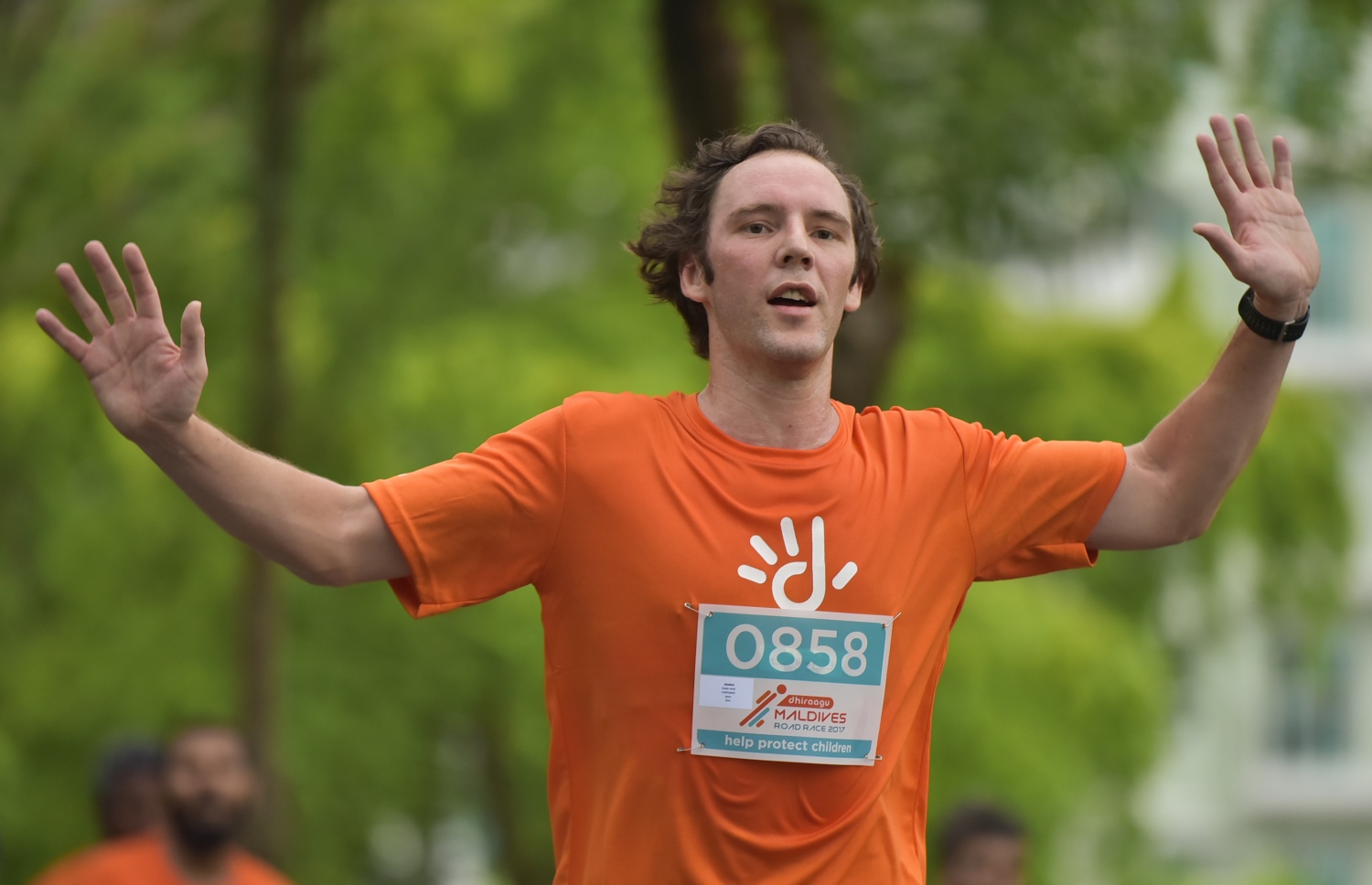 ހުޅުމާލެ: ނޮވެމްބަރު 24، 2017- ދިރާގު މޯލްޑިވްސް ރޯޑް ރޭސް 2017ގެ ބައިވެރިއެއް ދުވުން ފުރިހަމަ ކުރަނީ: ރާއްޖޭގައި މިހާތަނަށް ބޭއްވި އެންމެ ބޮޑު އަދި އެންމެ ފުރަތަމަ އިންޓަނޭޝަނަލް ރޭހުގައި 3000 ދުވުންތެރިން ބައިވެރިވި. އޭގެ ތެރޭގައި ގައުމީ ފެންވަރުގެ އެތުލީޓުންނާއި ކަސްރަތަށް ދުވާ މީހުންގެ އިތުރުން އާއިލާ އާއި ރަށްޓެހިންނާ އެކު މަޖަކަށް ދުވި މީހުން ވެސް ހިމެނޭ.---ފޮޓޯ: ހުސެއިން ވަހީދު/މިހާރު