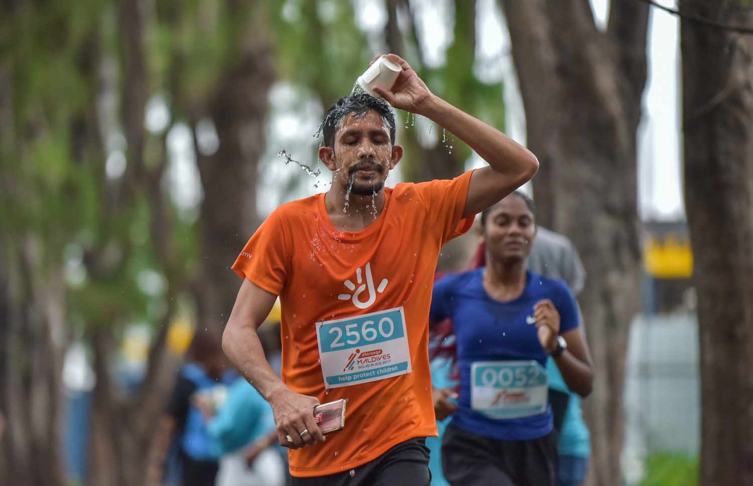 ހުޅުމާލެ: ނޮވެމްބަރު 24، 2017- ދިރާގު މޯލްޑިވްސް ރޯޑް ރޭސް 2017ގެ ބައިވެރިއެއް ދުވުމުގެ ތެރެއިން ބޮލަށް ފެންއަޅަނީ: ރާއްޖޭގައި މިހާތަނަށް ބޭއްވި އެންމެ ބޮޑު އަދި އެންމެ ފުރަތަމަ އިންޓަނޭޝަނަލް ރޭހުގައި 3000 ދުވުންތެރިން ބައިވެރިވި. އޭގެ ތެރޭގައި ގައުމީ ފެންވަރުގެ އެތުލީޓުންނާއި ކަސްރަތަށް ދުވާ މީހުންގެ އިތުރުން އާއިލާ އާއި ރަށްޓެހިންނާ އެކު މަޖަކަށް ދުވި މީހުން ވެސް ހިމެނޭ.---ފޮޓޯ: ހުސެއިން ވަހީދު/މިހާރު