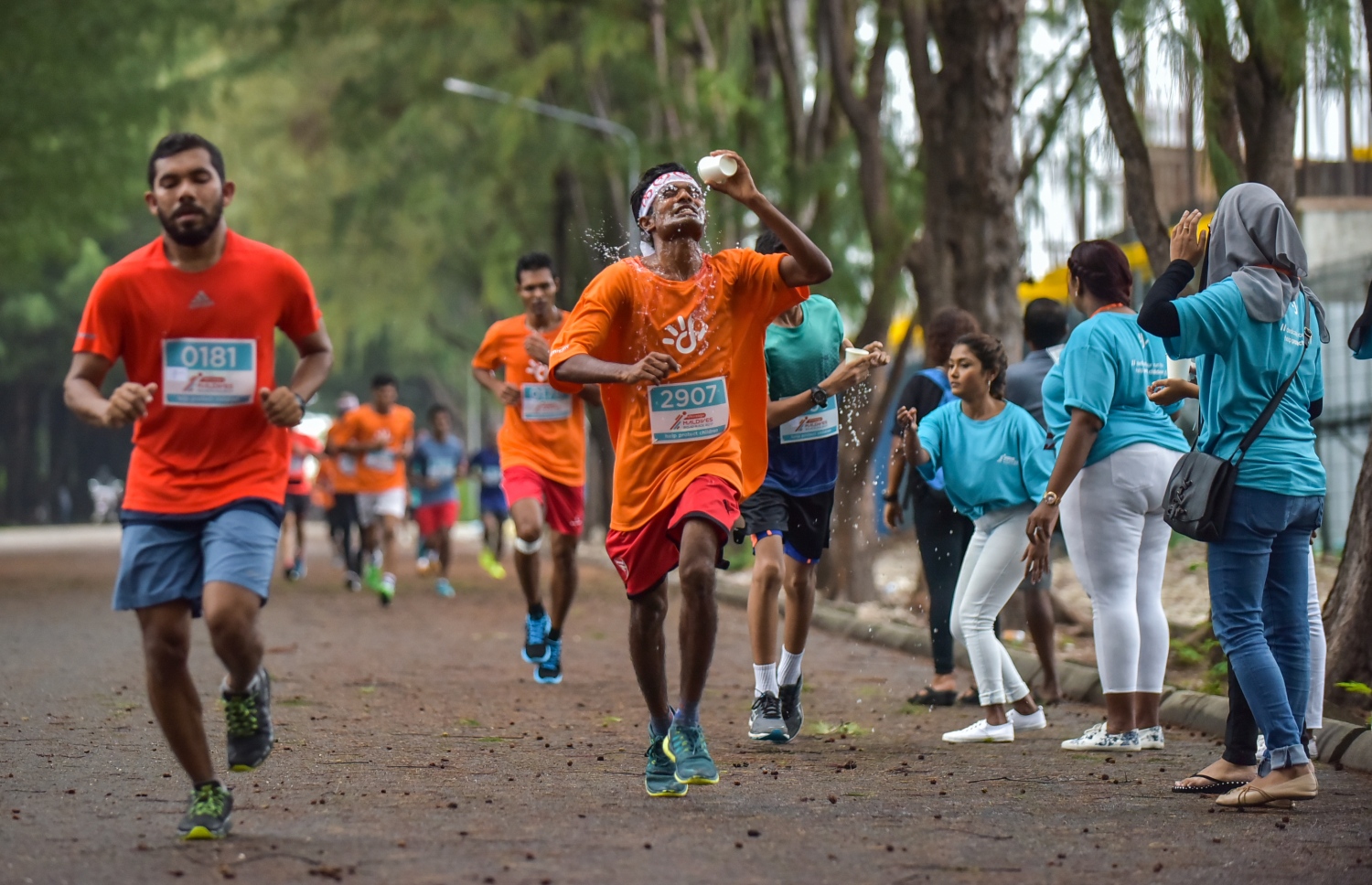 ހުޅުމާލެ: ނޮވެމްބަރު 24، 2017- ދިރާގު މޯލްޑިވްސް ރޯޑް ރޭސް 2017ގެ ބައިވެރިއެއް ދުވުމުގެ ތެރެއިން ބޮލަށް ފެންއަޅަނީ: ރާއްޖޭގައި މިހާތަނަށް ބޭއްވި އެންމެ ބޮޑު އަދި އެންމެ ފުރަތަމަ އިންޓަނޭޝަނަލް ރޭހުގައި 3000 ދުވުންތެރިން ބައިވެރިވި. އޭގެ ތެރޭގައި ގައުމީ ފެންވަރުގެ އެތުލީޓުންނާއި ކަސްރަތަށް ދުވާ މީހުންގެ އިތުރުން އާއިލާ އާއި ރަށްޓެހިންނާ އެކު މަޖަކަށް ދުވި މީހުން ވެސް ހިމެނޭ.---ފޮޓޯ: ހުސެއިން ވަހީދު/މިހާރު