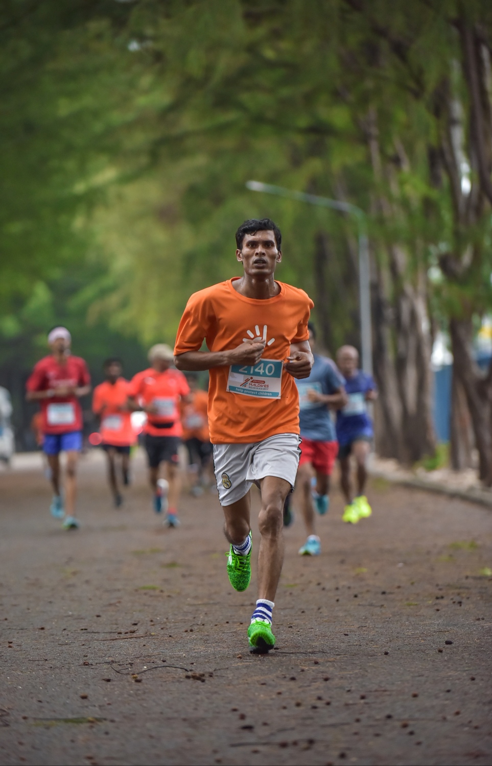 ހުޅުމާލެ: ނޮވެމްބަރު 24، 2017- ދިރާގު މޯލްޑިވްސް ރޯޑް ރޭސް 2017ގެ ބައިވެރިއެއް ދުވުން ފުރިހަމަ ކުރަނީ: ރާއްޖޭގައި މިހާތަނަށް ބޭއްވި އެންމެ ބޮޑު އަދި އެންމެ ފުރަތަމަ އިންޓަނޭޝަނަލް ރޭހުގައި 3000 ދުވުންތެރިން ބައިވެރިވި. އޭގެ ތެރޭގައި ގައުމީ ފެންވަރުގެ އެތުލީޓުންނާއި ކަސްރަތަށް ދުވާ މީހުންގެ އިތުރުން އާއިލާ އާއި ރަށްޓެހިންނާ އެކު މަޖަކަށް ދުވި މީހުން ވެސް ހިމެނޭ.---ފޮޓޯ: ހުސެއިން ވަހީދު/މިހާރު