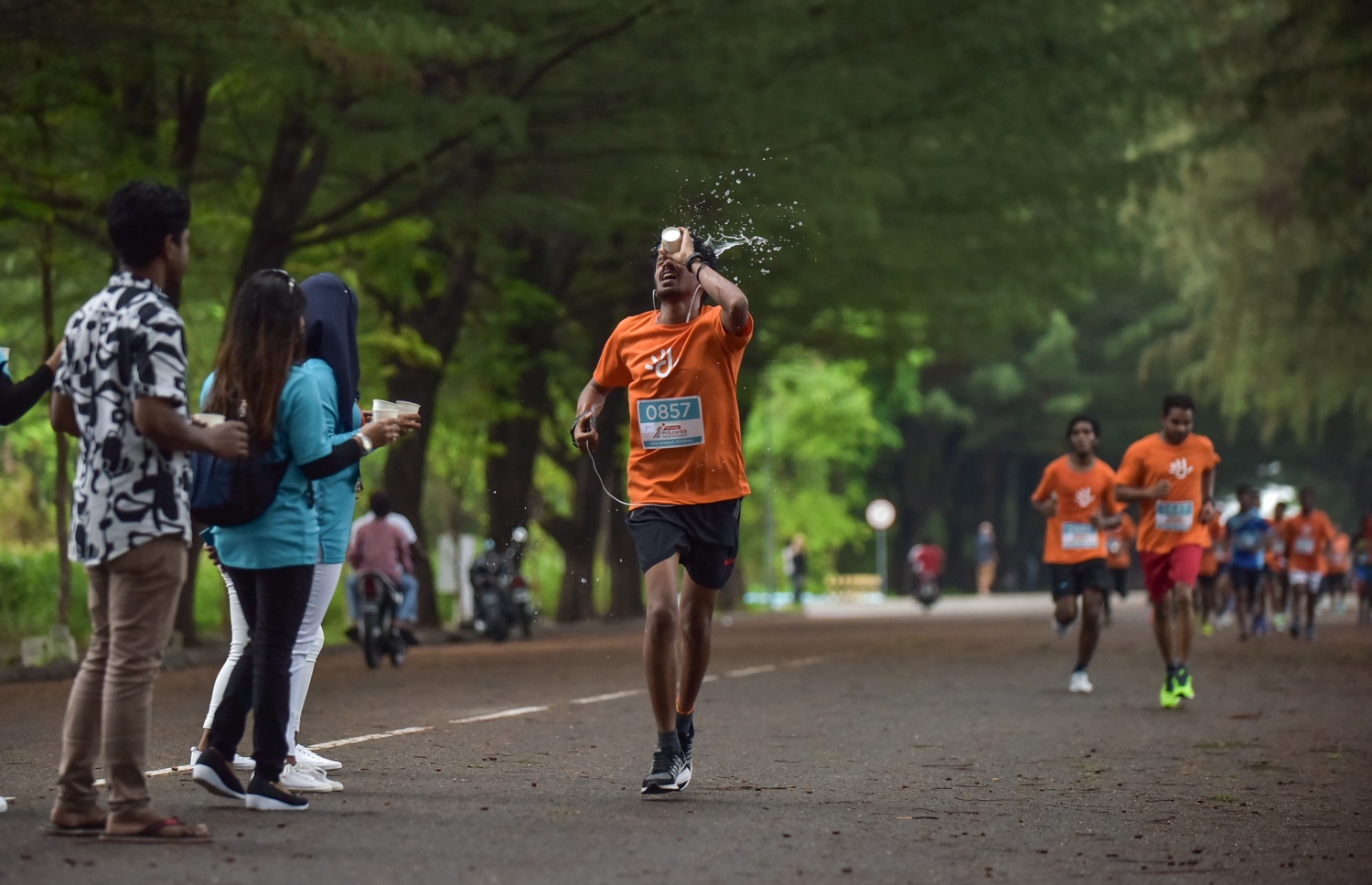 ހުޅުމާލެ: ނޮވެމްބަރު 24، 2017- ދިރާގު މޯލްޑިވްސް ރޯޑް ރޭސް 2017ގެ ބައިވެރިއެއް ދުވުމުގެ ތެރެއިން ބޮލަށް ފެންއަޅަނީ: ރާއްޖޭގައި މިހާތަނަށް ބޭއްވި އެންމެ ބޮޑު އަދި އެންމެ ފުރަތަމަ އިންޓަނޭޝަނަލް ރޭހުގައި 3000 ދުވުންތެރިން ބައިވެރިވި. އޭގެ ތެރޭގައި ގައުމީ ފެންވަރުގެ އެތުލީޓުންނާއި ކަސްރަތަށް ދުވާ މީހުންގެ އިތުރުން އާއިލާ އާއި ރަށްޓެހިންނާ އެކު މަޖަކަށް ދުވި މީހުން ވެސް ހިމެނޭ.---ފޮޓޯ: ހުސެއިން ވަހީދު/މިހާރު