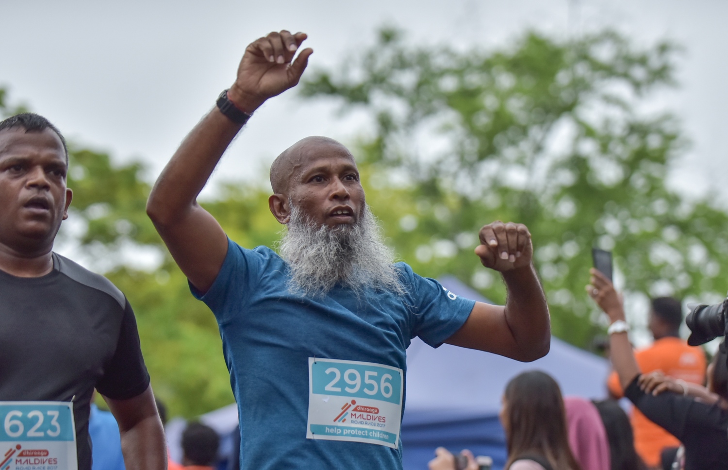 ހުޅުމާލެ: ނޮވެމްބަރު 24، 2017- ދިރާގު މޯލްޑިވްސް ރޯޑް ރޭސް 2017ގެ ބައިވެރިއެއް ރޭސް ނިންމުމަށްފަހު އުފާފާޅުކުރަނީ: ރާއްޖޭގައި މިހާތަނަށް ބޭއްވި އެންމެ ބޮޑު އަދި އެންމެ ފުރަތަމަ އިންޓަނޭޝަނަލް ރޭހުގައި 3000 ދުވުންތެރިން ބައިވެރިވި. އޭގެ ތެރޭގައި ގައުމީ ފެންވަރުގެ އެތުލީޓުންނާއި ކަސްރަތަށް ދުވާ މީހުންގެ އިތުރުން އާއިލާ އާއި ރަށްޓެހިންނާ އެކު މަޖަކަށް ދުވި މީހުން ވެސް ހިމެނޭ.---ފޮޓޯ: ހުސެއިން ވަހީދު/މިހާރު