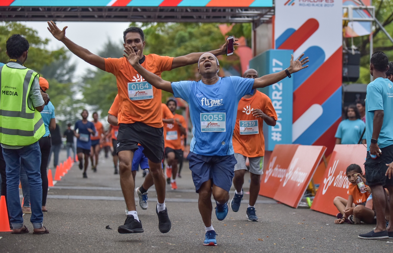 ހުޅުމާލެ: ނޮވެމްބަރު 24، 2017- ދިރާގު މޯލްޑިވްސް ރޯޑް ރޭސް 2017ގެ ބައިވެރިންތަކެއް ރޭސް ނިންމުމަށްފަހު އުފާފާޅުކުރަނީ: ރާއްޖޭގައި މިހާތަނަށް ބޭއްވި އެންމެ ބޮޑު އަދި އެންމެ ފުރަތަމަ އިންޓަނޭޝަނަލް ރޭހުގައި 3000 ދުވުންތެރިން ބައިވެރިވި. އޭގެ ތެރޭގައި ގައުމީ ފެންވަރުގެ އެތުލީޓުންނާއި ކަސްރަތަށް ދުވާ މީހުންގެ އިތުރުން އާއިލާ އާއި ރަށްޓެހިންނާ އެކު މަޖަކަށް ދުވި މީހުން ވެސް ހިމެނޭ.---ފޮޓޯ: ހުސެއިން ވަހީދު/މިހާރު