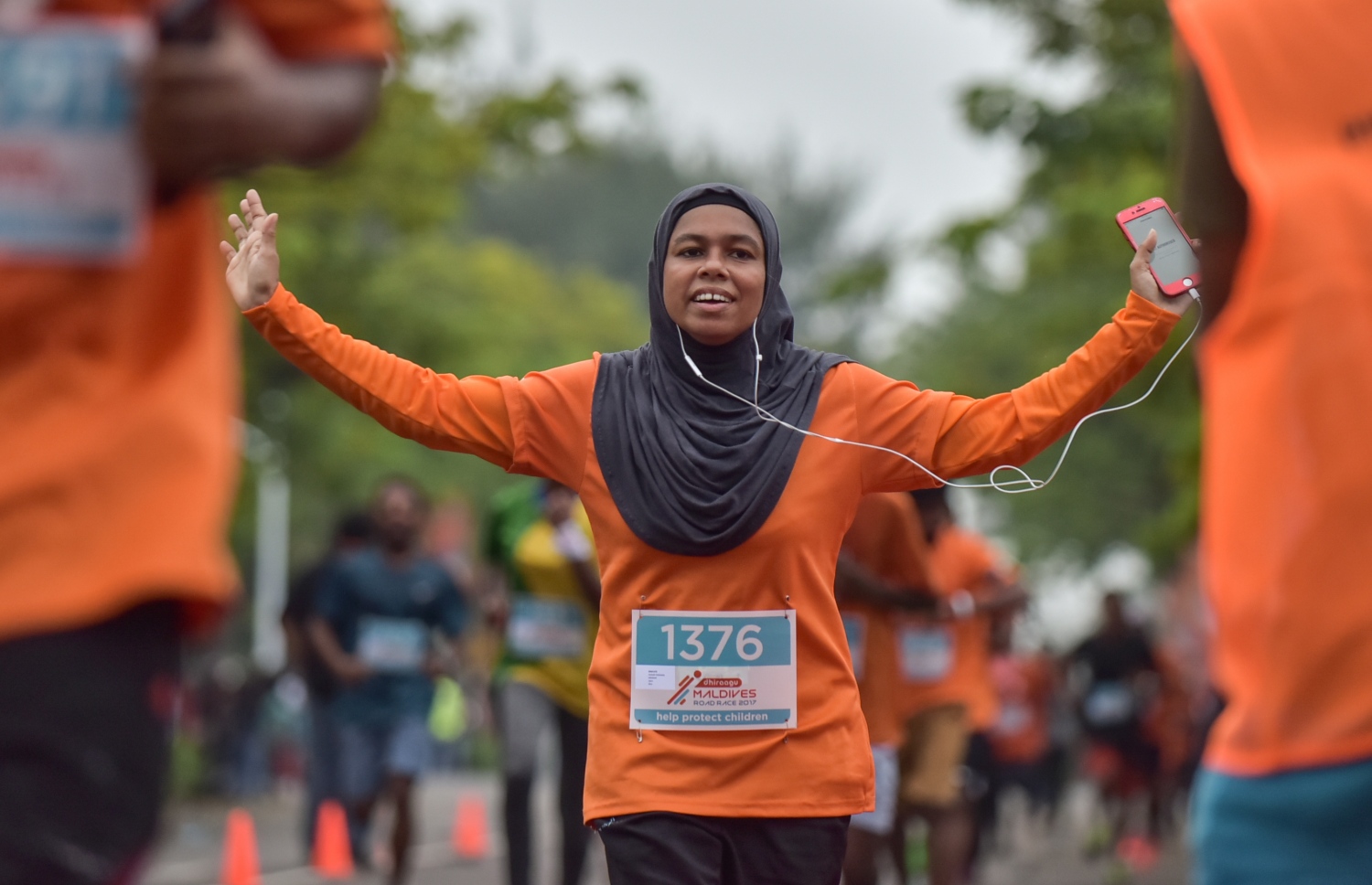 ހުޅުމާލެ: ނޮވެމްބަރު 24، 2017- ދިރާގު މޯލްޑިވްސް ރޯޑް ރޭސް 2017ގެ ބައިވެރިއެއް ރޭސް ނިންމުމަށްފަހު އުފާފާޅުކުރަނީ: ރާއްޖޭގައި މިހާތަނަށް ބޭއްވި އެންމެ ބޮޑު އަދި އެންމެ ފުރަތަމަ އިންޓަނޭޝަނަލް ރޭހުގައި 3000 ދުވުންތެރިން ބައިވެރިވި. އޭގެ ތެރޭގައި ގައުމީ ފެންވަރުގެ އެތުލީޓުންނާއި ކަސްރަތަށް ދުވާ މީހުންގެ އިތުރުން އާއިލާ އާއި ރަށްޓެހިންނާ އެކު މަޖަކަށް ދުވި މީހުން ވެސް ހިމެނޭ.---ފޮޓޯ: ހުސެއިން ވަހީދު/މިހާރު