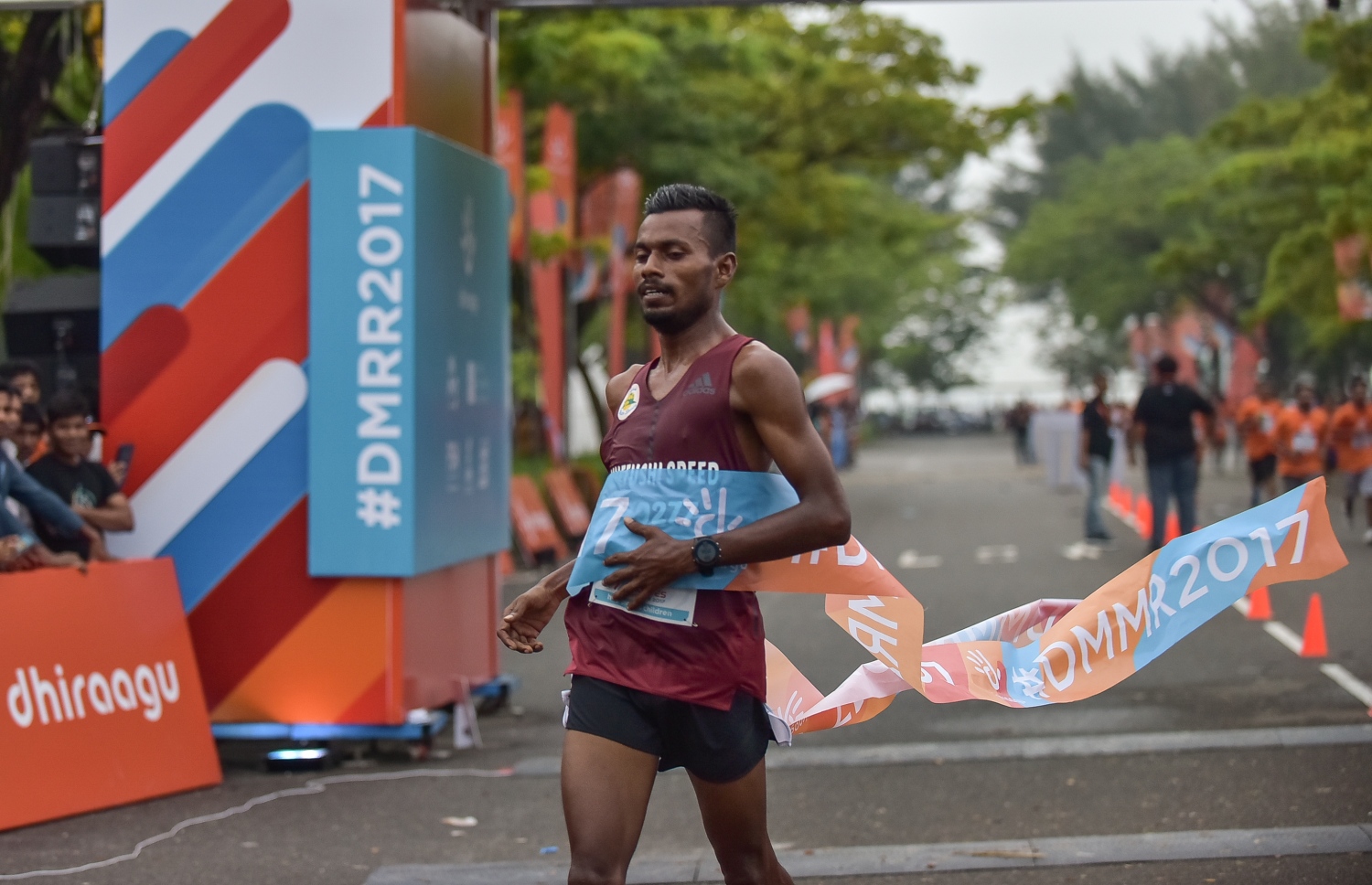 ހުޅުމާލެ: ނޮވެމްބަރު 24، 2017- ދިރާގު މޯލްޑިވްސް ރޯޑް ރޭސް 2017ގައި ފިރިހެނުންގެ 10 ކިލޯމީޓަރު ބައިން އެއް ވަނަ ހޯދި ޒައިދު ރޭސް ނިންމަނީ: ރާއްޖޭގައި މިހާތަނަށް ބޭއްވި އެންމެ ބޮޑު އަދި އެންމެ ފުރަތަމަ އިންޓަނޭޝަނަލް ރޭހުގައި 3000 ދުވުންތެރިން ބައިވެރިވި. އޭގެ ތެރޭގައި ގައުމީ ފެންވަރުގެ އެތުލީޓުންނާއި ކަސްރަތަށް ދުވާ މީހުންގެ އިތުރުން އާއިލާ އާއި ރަށްޓެހިންނާ އެކު މަޖަކަށް ދުވި މީހުން ވެސް ހިމެނޭ.---ފޮޓޯ: ހުސެއިން ވަހީދު/މިހާރު