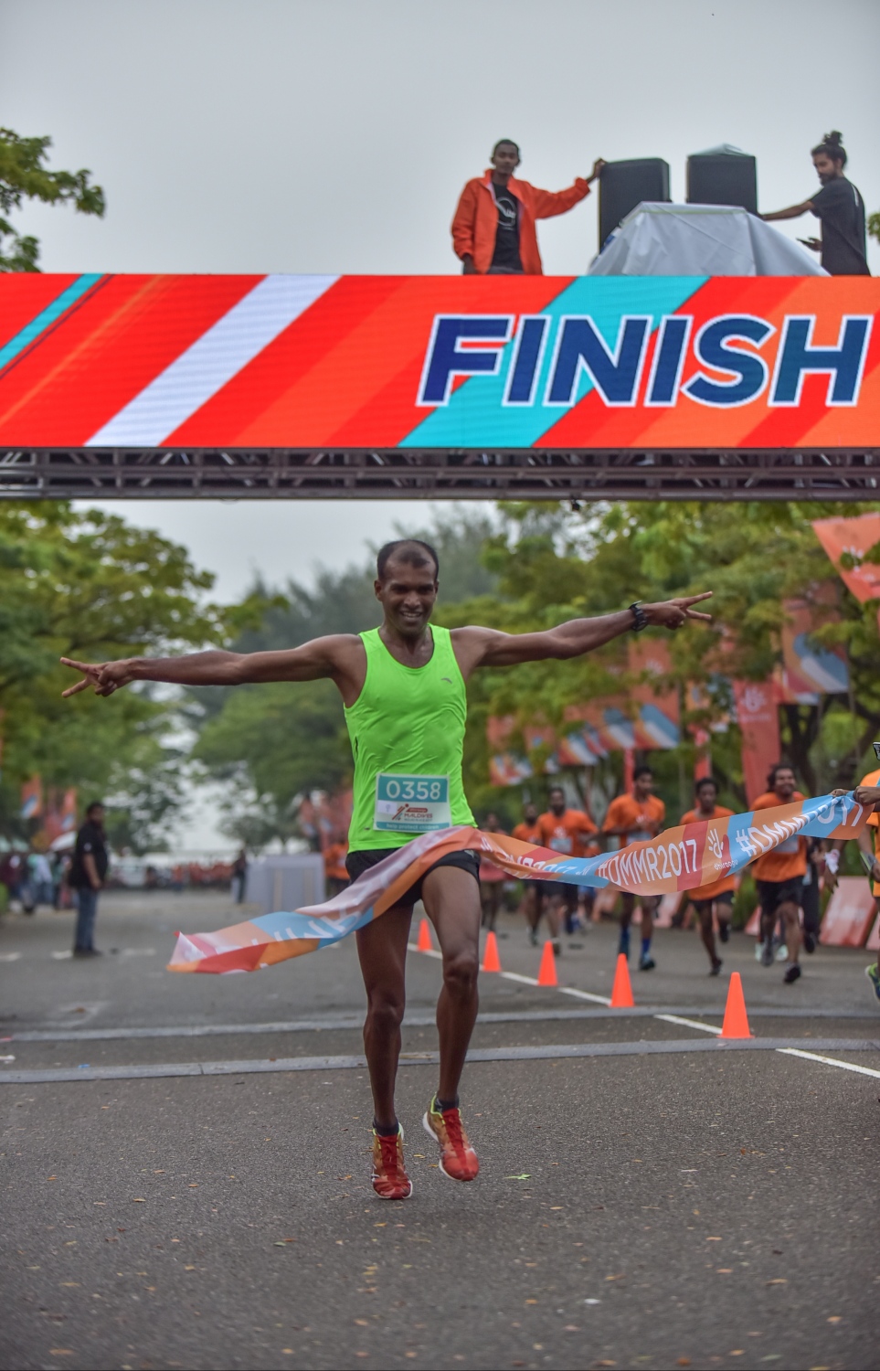 ހުޅުމާލެ: ނޮވެމްބަރު 24، 2017- ދިރާގު މޯލްޑިވްސް ރޯޑް ރޭސް 2017ގެ ދުވުން ފުރިހަމަ ކުރާ ދުވުންތެރިއެއް ރޭސް ނިންމާލުމަށްފަހު އުފާފާޅުކުރަނީ: ރާއްޖޭގައި މިހާތަނަށް ބޭއްވި އެންމެ ބޮޑު އަދި އެންމެ ފުރަތަމަ އިންޓަނޭޝަނަލް ރޭހުގައި 3000 ދުވުންތެރިން ބައިވެރިވި. އޭގެ ތެރޭގައި ގައުމީ ފެންވަރުގެ އެތުލީޓުންނާއި ކަސްރަތަށް ދުވާ މީހުންގެ އިތުރުން އާއިލާ އާއި ރަށްޓެހިންނާ އެކު މަޖަކަށް ދުވި މީހުން ވެސް ހިމެނޭ.---ފޮޓޯ: ހުސެއިން ވަހީދު/މިހާރު