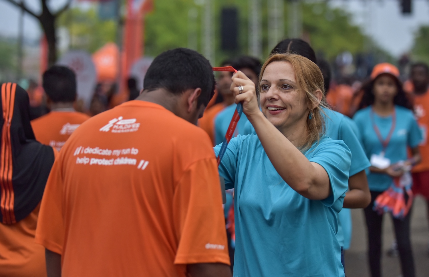 ހުޅުމާލެ: ނޮވެމްބަރު 24، 2017- ދިރާގު މޯލްޑިވްސް ރޯޑް ރޭސް 2017ގެ ދުވުން ފުރިހަމަ ކުރި ދުވުންތެރިއެއް މެޑަލްއާއި ހަވާލުވަނީ: ރާއްޖޭގައި މިހާތަނަށް ބޭއްވި އެންމެ ބޮޑު އަދި އެންމެ ފުރަތަމަ އިންޓަނޭޝަނަލް ރޭހުގައި 3000 ދުވުންތެރިން ބައިވެރިވި. އޭގެ ތެރޭގައި ގައުމީ ފެންވަރުގެ އެތުލީޓުންނާއި ކަސްރަތަށް ދުވާ މީހުންގެ އިތުރުން އާއިލާ އާއި ރަށްޓެހިންނާ އެކު މަޖަކަށް ދުވި މީހުން ވެސް ހިމެނޭ.---ފޮޓޯ: ހުސެއިން ވަހީދު/މިހާރު