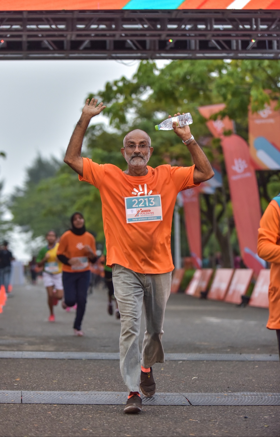 ހުޅުމާލެ: ނޮވެމްބަރު 24، 2017- ދިރާގު މޯލްޑިވްސް ރޯޑް ރޭސް 2017ގެ ދުވުން ފުރިހަމަ ކުރާ ދުވުންތެރިއެއް ރޭސް ނިންމާލުމަށްފަހު އުފާފާޅުކުރަނީ: ރާއްޖޭގައި މިހާތަނަށް ބޭއްވި އެންމެ ބޮޑު އަދި އެންމެ ފުރަތަމަ އިންޓަނޭޝަނަލް ރޭހުގައި 3000 ދުވުންތެރިން ބައިވެރިވި. އޭގެ ތެރޭގައި ގައުމީ ފެންވަރުގެ އެތުލީޓުންނާއި ކަސްރަތަށް ދުވާ މީހުންގެ އިތުރުން އާއިލާ އާއި ރަށްޓެހިންނާ އެކު މަޖަކަށް ދުވި މީހުން ވެސް ހިމެނޭ.---ފޮޓޯ: ހުސެއިން ވަހީދު/މިހާރު