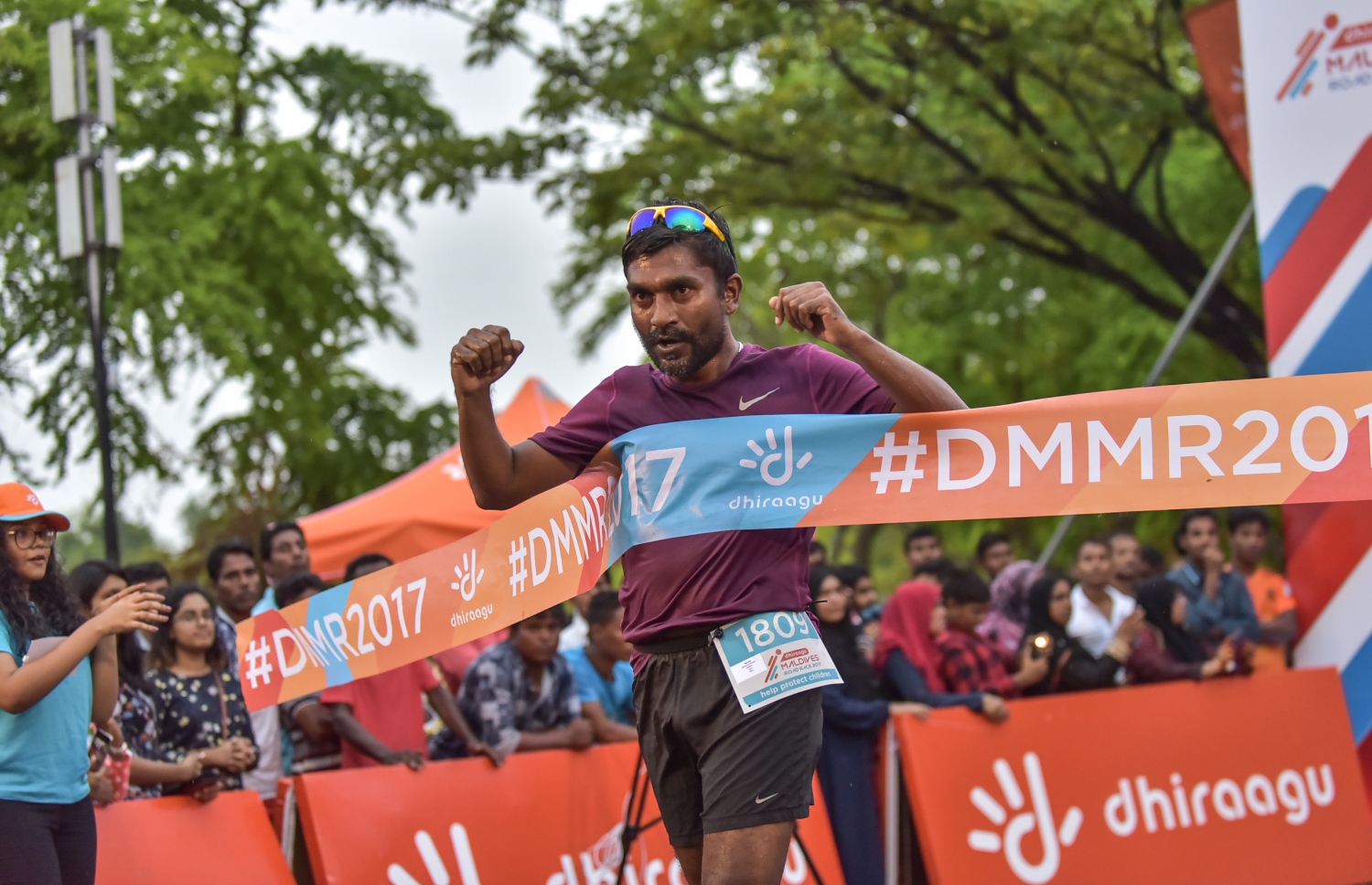 ހުޅުމާލެ: ނޮވެމްބަރު 24، 2017- ދިރާގު މޯލްޑިވްސް ރޯޑް ރޭސް 2017ގެ ދުވުން ފުރިހަމަ ކުރާ ދުވުންތެރިއެއް ރޭސް ނިންމާލުމަށްފަހު އުފާފާޅުކުރަނީ: ރާއްޖޭގައި މިހާތަނަށް ބޭއްވި އެންމެ ބޮޑު އަދި އެންމެ ފުރަތަމަ އިންޓަނޭޝަނަލް ރޭހުގައި 3000 ދުވުންތެރިން ބައިވެރިވި. އޭގެ ތެރޭގައި ގައުމީ ފެންވަރުގެ އެތުލީޓުންނާއި ކަސްރަތަށް ދުވާ މީހުންގެ އިތުރުން އާއިލާ އާއި ރަށްޓެހިންނާ އެކު މަޖަކަށް ދުވި މީހުން ވެސް ހިމެނޭ.---ފޮޓޯ: ހުސެއިން ވަހީދު/މިހާރު