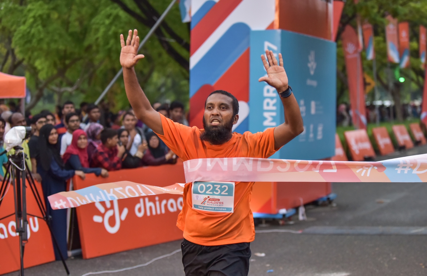 ހުޅުމާލެ: ނޮވެމްބަރު 24، 2017- ދިރާގު މޯލްޑިވްސް ރޯޑް ރޭސް 2017ގެ ދުވުން ފުރިހަމަ ކުރާ ދުވުންތެރިއެއް ރޭސް ނިންމާލުމަށްފަހު އުފާފާޅުކުރަނީ: ރާއްޖޭގައި މިހާތަނަށް ބޭއްވި އެންމެ ބޮޑު އަދި އެންމެ ފުރަތަމަ އިންޓަނޭޝަނަލް ރޭހުގައި 3000 ދުވުންތެރިން ބައިވެރިވި. އޭގެ ތެރޭގައި ގައުމީ ފެންވަރުގެ އެތުލީޓުންނާއި ކަސްރަތަށް ދުވާ މީހުންގެ އިތުރުން އާއިލާ އާއި ރަށްޓެހިންނާ އެކު މަޖަކަށް ދުވި މީހުން ވެސް ހިމެނޭ.---ފޮޓޯ: ހުސެއިން ވަހީދު/މިހާރު