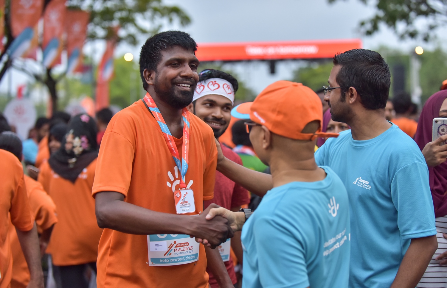 ހުޅުމާލެ: ނޮވެމްބަރު 24، 2017- ދިރާގު މޯލްޑިވްސް ރޯޑް ރޭސް 2017ގެ ދުވުން ފުރިހަމަ ކުރި، ލޮލުގެ ފެނުމުން މަހުރޫމުވެފައިވާ އެންމެ ފުރަތަމަ ދުވުންތެރިޔާ މެޑަލް އާއި ހަވާލުވަނީ: ރާއްޖޭގައި މިހާތަނަށް ބޭއްވި އެންމެ ބޮޑު އަދި އެންމެ ފުރަތަމަ އިންޓަނޭޝަނަލް ރޭހުގައި 3000 ދުވުންތެރިން ބައިވެރިވި. އޭގެ ތެރޭގައި ގައުމީ ފެންވަރުގެ އެތުލީޓުންނާއި ކަސްރަތަށް ދުވާ މީހުންގެ އިތުރުން އާއިލާ އާއި ރަށްޓެހިންނާ އެކު މަޖަކަށް ދުވި މީހުން ވެސް ހިމެނޭ.---ފޮޓޯ: ހުސެއިން ވަހީދު/މިހާރު