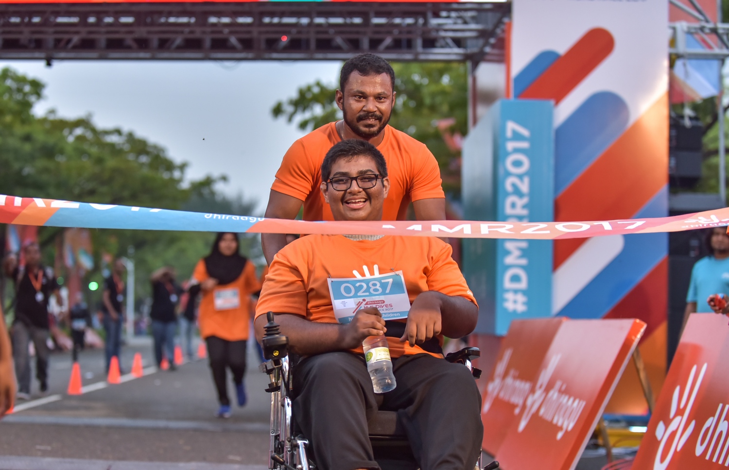 ހުޅުމާލެ: ނޮވެމްބަރު 24، 2017- ދިރާގު މޯލްޑިވްސް ރޯޑް ރޭސް 2017ގެ ބައިވެރިއެއް 5 ކިލޯމީޓަރުގެ ރޭސް ފުރިހަމަ ކުރަނީ: ރާއްޖޭގައި މިހާތަނަށް ބޭއްވި އެންމެ ބޮޑު އަދި އެންމެ ފުރަތަމަ އިންޓަނޭޝަނަލް ރޭހުގައި 3000 ދުވުންތެރިން ބައިވެރިވި. އޭގެ ތެރޭގައި ގައުމީ ފެންވަރުގެ އެތުލީޓުންނާއި ކަސްރަތަށް ދުވާ މީހުންގެ އިތުރުން އާއިލާ އާއި ރަށްޓެހިންނާ އެކު މަޖަކަށް ދުވި މީހުން ވެސް ހިމެނޭ.---ފޮޓޯ: ހުސެއިން ވަހީދު/މިހާރު