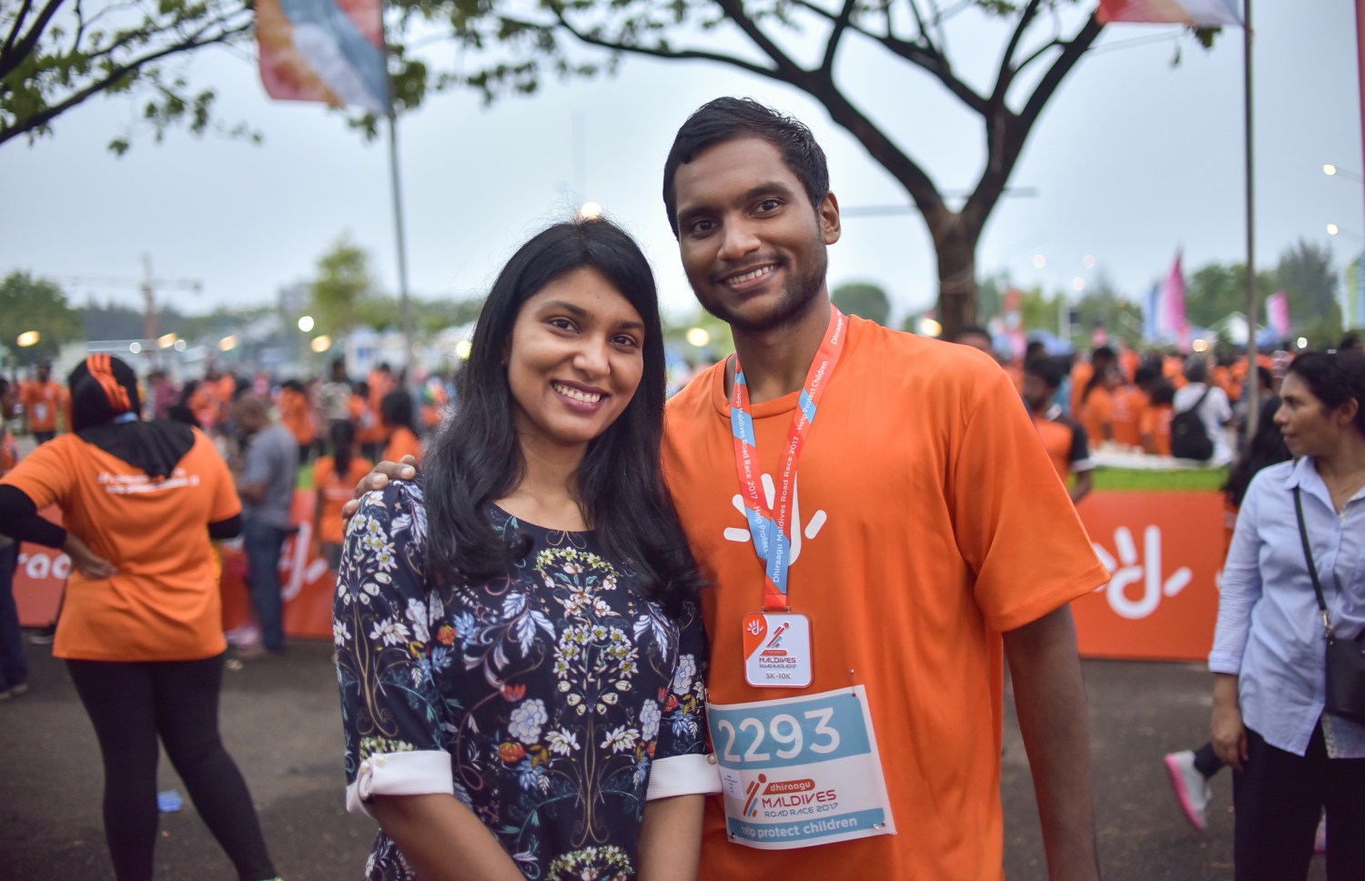 ހުޅުމާލެ: ނޮވެމްބަރު 24، 2017- ދިރާގު މޯލްޑިވްސް ރޯޑް ރޭސް 2017ގެ ބައިވެރިއެއް ރޭސް ނިންމާލުމަށްފަހު ޖެންޑާ މިނިސްޓަރު ޒެނީޝާ އާއި އެކު ފޮޓޯއަކަށް ހުއްޓިގެން: ރާއްޖޭގައި މިހާތަނަށް ބޭއްވި އެންމެ ބޮޑު އަދި އެންމެ ފުރަތަމަ އިންޓަނޭޝަނަލް ރޭހުގައި 3000 ދުވުންތެރިން ބައިވެރިވި. އޭގެ ތެރޭގައި ގައުމީ ފެންވަރުގެ އެތުލީޓުންނާއި ކަސްރަތަށް ދުވާ މީހުންގެ އިތުރުން އާއިލާ އާއި ރަށްޓެހިންނާ އެކު މަޖަކަށް ދުވި މީހުން ވެސް ހިމެނޭ.---ފޮޓޯ: ހުސެއިން ވަހީދު/މިހާރު