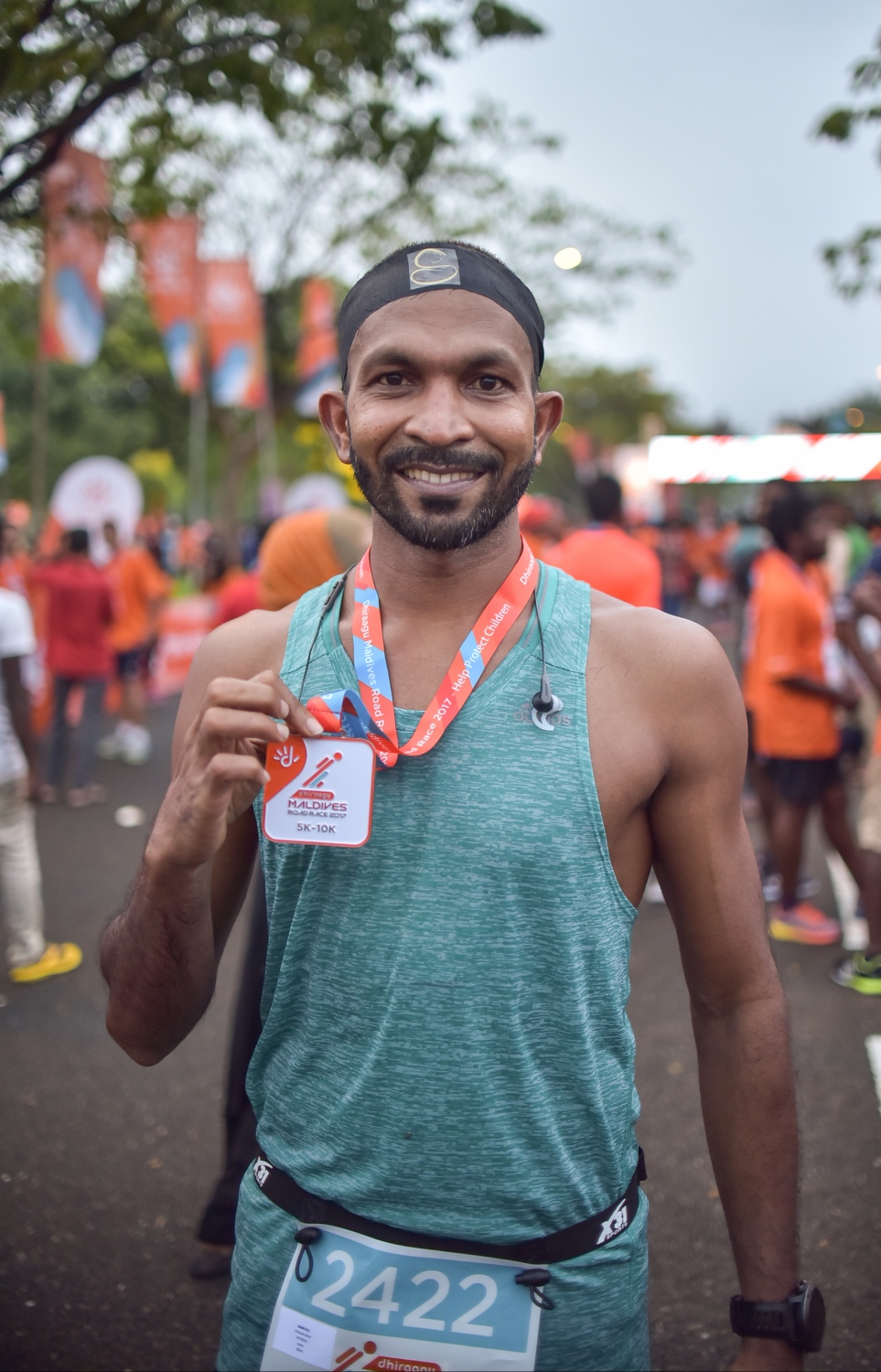 ހުޅުމާލެ: ނޮވެމްބަރު 24، 2017- ދިރާގު މޯލްޑިވްސް ރޯޑް ރޭސް 2017ގެ 10ކިލޯމީޓަރުގެ ދުވުން ފުރިހަމަކުރި އާތިފް މެޑަލް އާއިއެކު ފޮޓޯ އަކަށް ހުއްޓިގެން: ރާއްޖޭގައި މިހާތަނަށް ބޭއްވި އެންމެ ބޮޑު އަދި އެންމެ ފުރަތަމަ އިންޓަނޭޝަނަލް ރޭހުގައި 3000 ދުވުންތެރިން ބައިވެރިވި. އޭގެ ތެރޭގައި ގައުމީ ފެންވަރުގެ އެތުލީޓުންނާއި ކަސްރަތަށް ދުވާ މީހުންގެ އިތުރުން އާއިލާ އާއި ރަށްޓެހިންނާ އެކު މަޖަކަށް ދުވި މީހުން ވެސް ހިމެނޭ.---ފޮޓޯ: ހުސެއިން ވަހީދު/މިހާރު