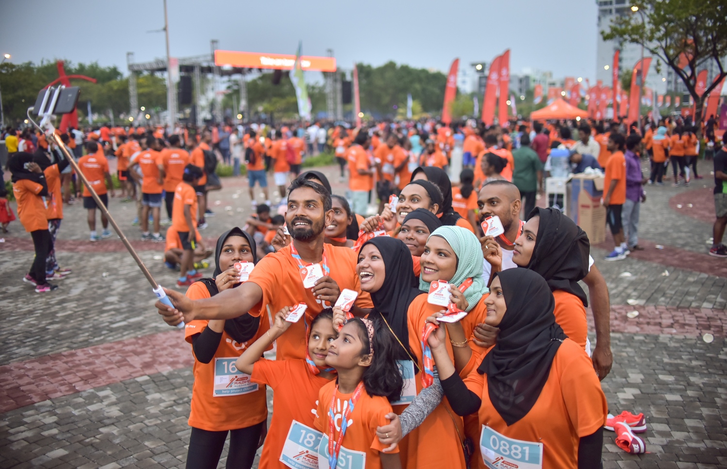 ހުޅުމާލެ: ނޮވެމްބަރު 24، 2017- ދިރާގު މޯލްޑިވްސް ރޯޑް ރޭސް 2017ގެ ބައިވެރިންތަކެއް ރޭސް ނިންމާލުމަށްފަހު ސެލްފީ އެއް ނަގަނީ: ރާއްޖޭގައި މިހާތަނަށް ބޭއްވި އެންމެ ބޮޑު އަދި އެންމެ ފުރަތަމަ އިންޓަނޭޝަނަލް ރޭހުގައި 3000 ދުވުންތެރިން ބައިވެރިވި. އޭގެ ތެރޭގައި ގައުމީ ފެންވަރުގެ އެތުލީޓުންނާއި ކަސްރަތަށް ދުވާ މީހުންގެ އިތުރުން އާއިލާ އާއި ރަށްޓެހިންނާ އެކު މަޖަކަށް ދުވި މީހުން ވެސް ހިމެނޭ.---ފޮޓޯ: ހުސެއިން ވަހީދު/މިހާރު