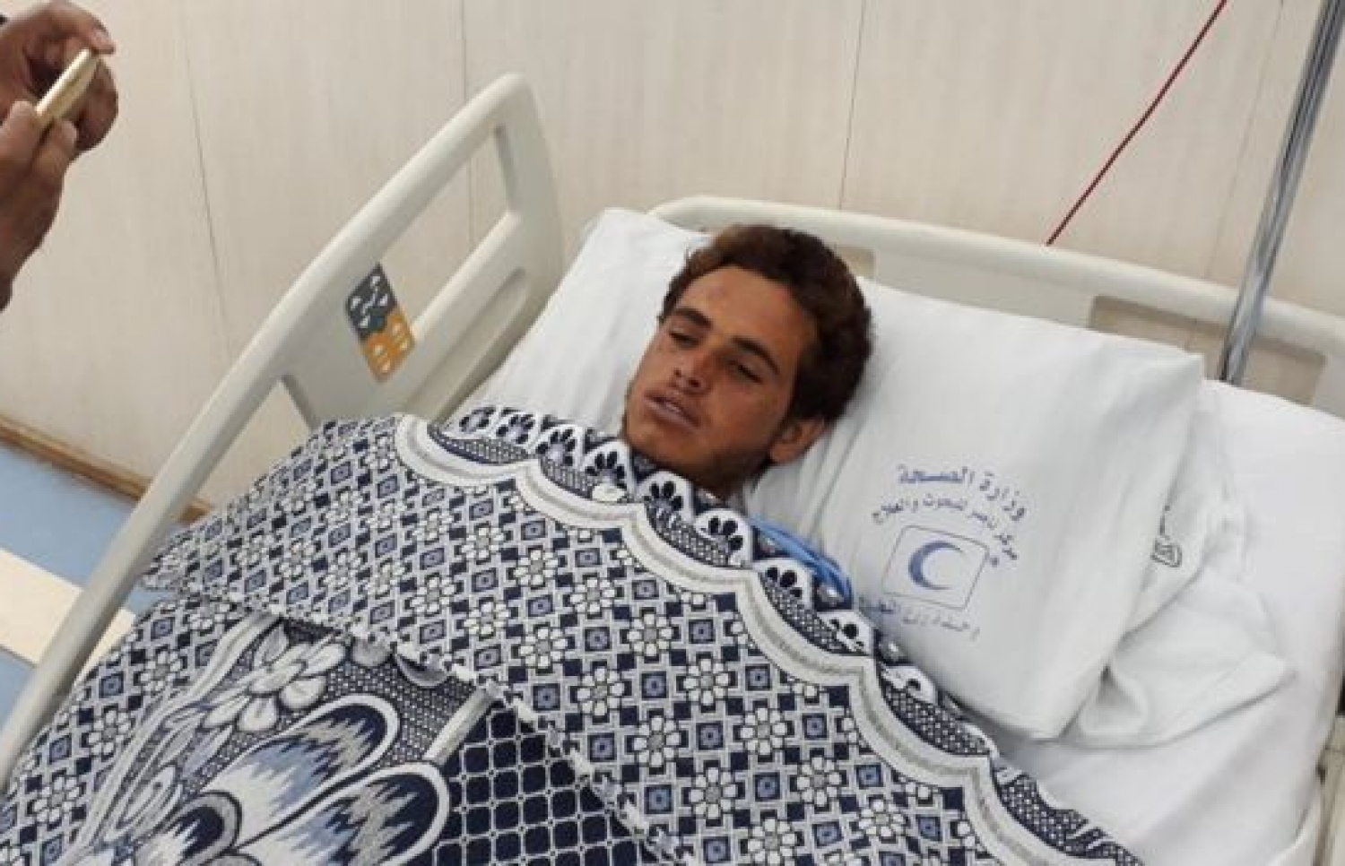 މިސްރުގެ މިސްކިތަށް ދިން ބޮމުގެ ހަމަލާގައި ޒަޚަމްވި މީހަކަށް ފަރުވާ ދެނީ. --ފޮޓޯ:އީޕީއޭ