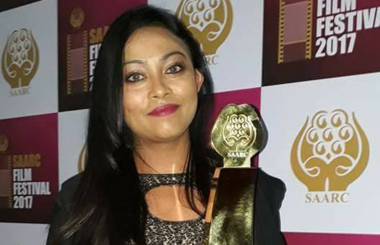 ރިޝްމީ ސާކްގެ މިދިޔަ އަހަރުގެ އެންމެ މޮޅު ބަތަލާގެ އެވޯޑާ އެކު.