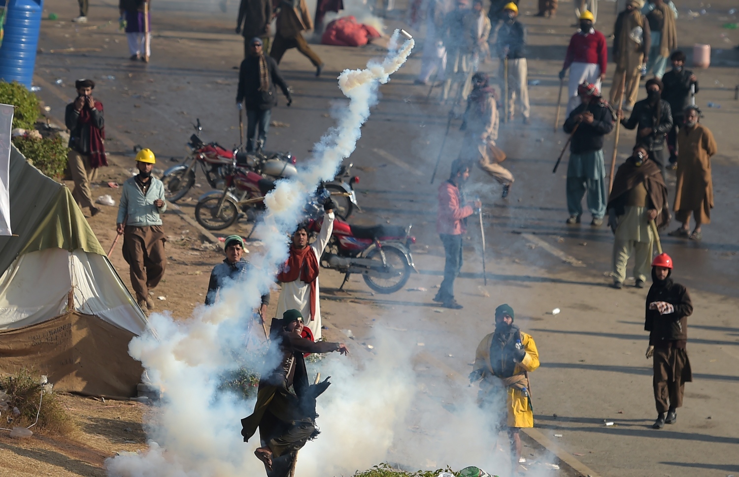 ހުވާގެ އިބާރާތުގެ މައްސަލާގައި ޕާކިސްތާނުގައި މުޒާހަރާ ކުރާ ތަހްރީކީ ލައްބައިކަ ޕާޓީން ފުލުހުންނާ ދިމާލަށް ކަރުނަ ގޭސް އުކަނީ. --ފޮޓޯ:އޭއެފްޕީ