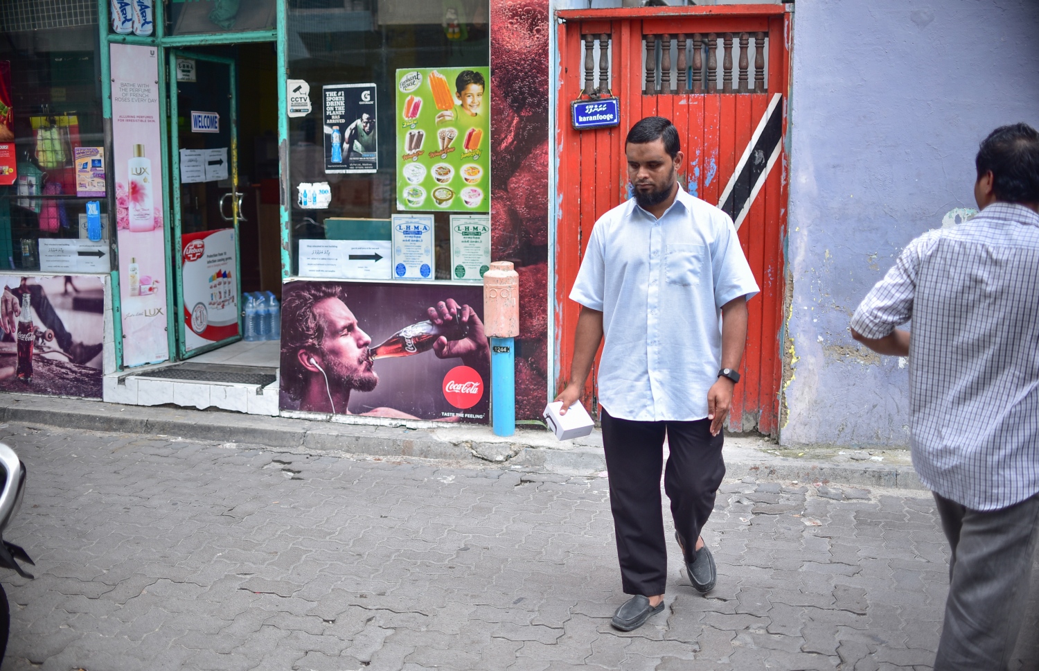 ބޭންޑް އަތުގައި އަޅައިގެން މުސްލިމް ހިނގާފައި ދަނީ: ކުރިއަށް ވުރެ މާ ބޮޑަށް ފަސޭހަ-- ފޮޓޯ: ހުސެއިން ވަހީދު/މިހާރު