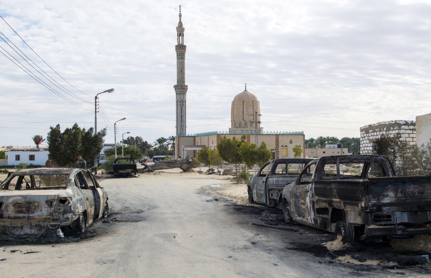 މިސްކިތަށް ހަމަލާ ދިނުމަށް ފަހު ކައިރީގައިވާ އުޅަނދުތައް ވެސް ވަނީ އަންދާލާފައި. --ފޮޓޯ:އޭއެފްޕީ