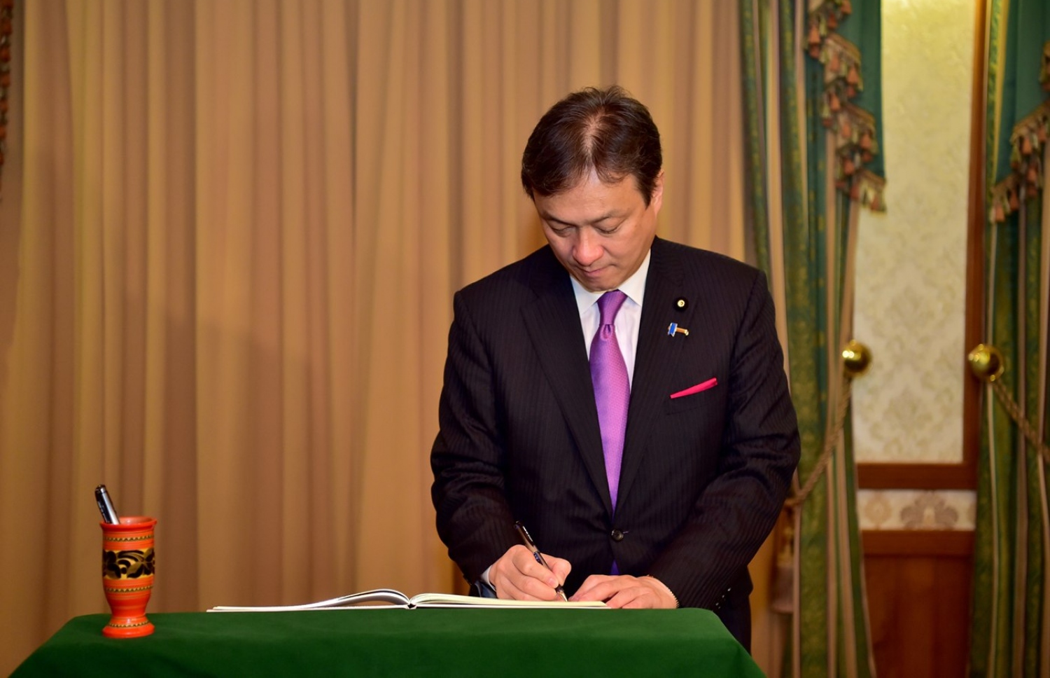 ރައީސް ޔާމީނާއެކު ބޭއްވެވި ބައްދަލުވުމުގައި، ޖަޕާނުގެ ވައިސް މިނިސްޓަ ފޯ ފޮރިން އެފެއާޒް އައިވާއޯ ހޯރީއާ، މެހުމާނުން ސޮއިކުރައްވާ ފޮތުގައި ލިޔުއްވަނީ.---ފޮޓޯ: ރައީސް އޮފީސް