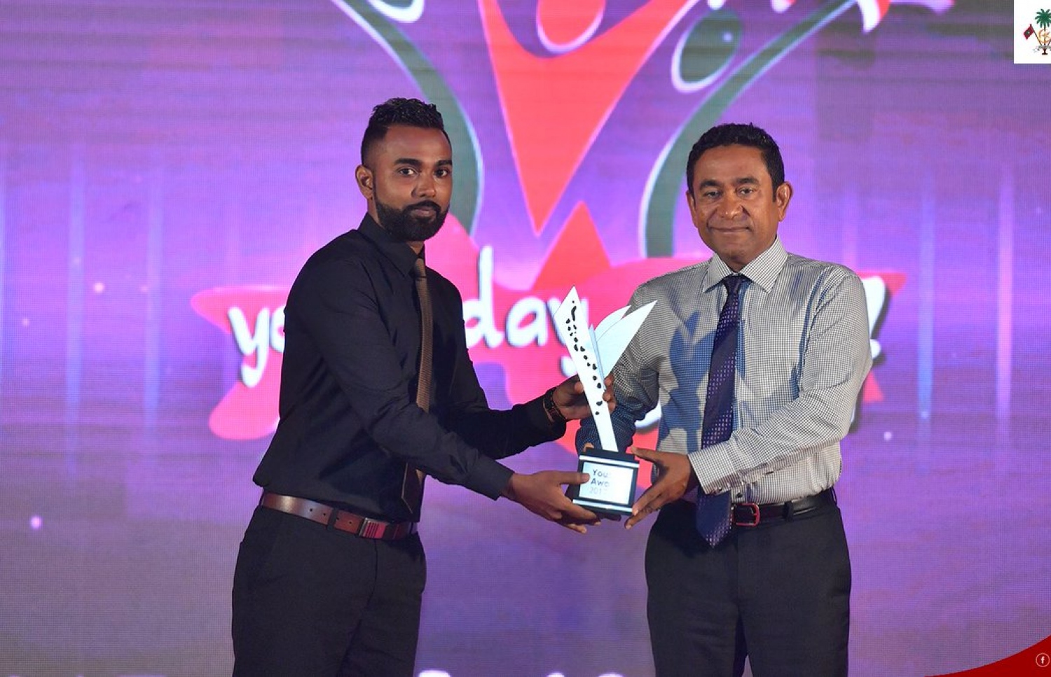 ރައީސް ޔާމީން، މިރޭ ޒުވާނަކަށް އެވޯޑު ދެއްވަނީ.-- ފޮޓޯ: ރައީސް އޮފީސް