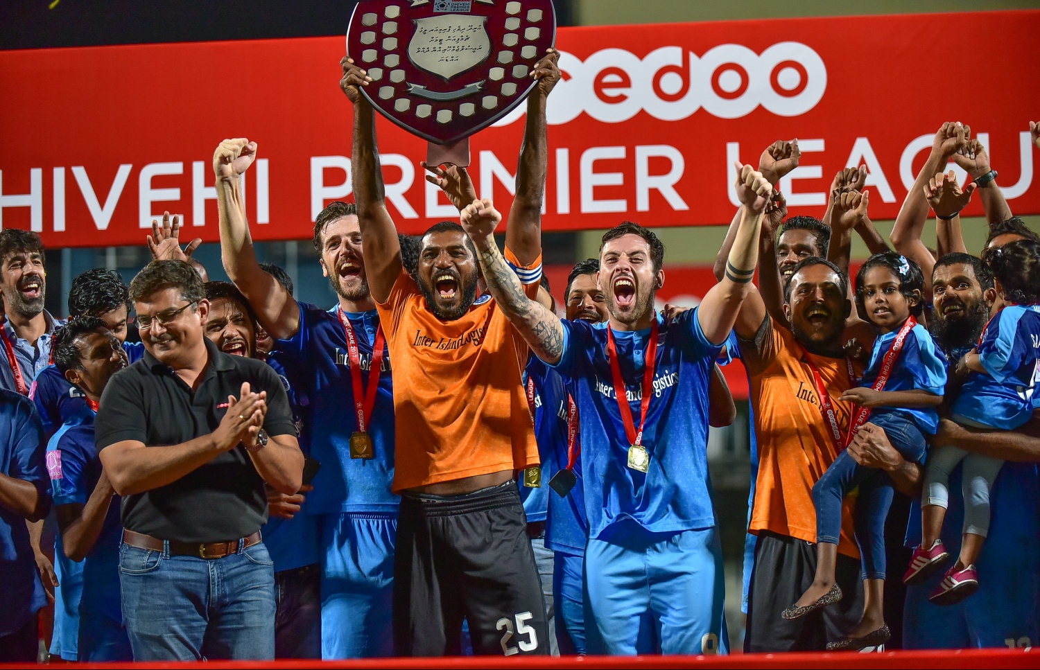 ނިއުގެ ކުޅުންތެރިން ލީގުގެ އައްޑަނައާ އެކު އުފާފާޅުކުރަނީ.-- ފޮޓޯ: ނިޝާން އަލީ/ މިހާރު