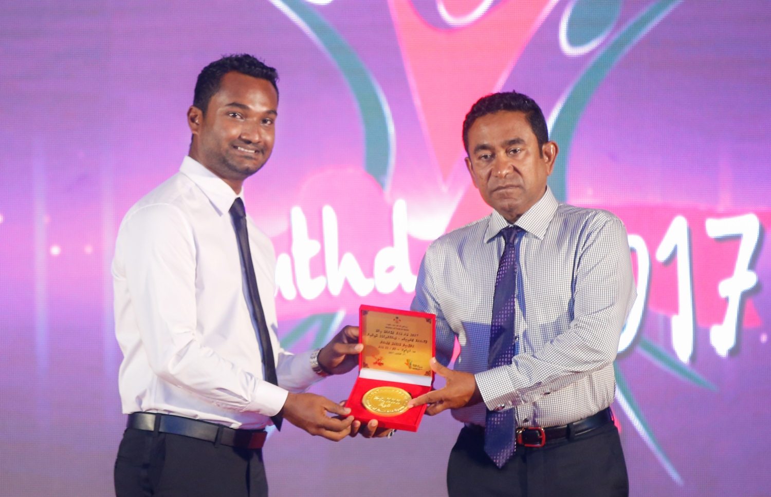 މާލެ: ނޮވެމްބަރު 26، 2017- ވޮކޭޝަނަލް ޓްރެއިނިންގެ ދާއިރާ އިން މުހައްމަދު ޒައުޝަން އަށް ރައީސް ޔާމީން ޒުވާނުންގެ އެވޯޑް މިރޭ ދެއްވަނީ: މި އަހަރުގެ ޒުވާނުންގެ އެވޯޑް އަށް މީހަކަށް ރައީސް ޔާމީން ދެއްވި.---ފޮޓޯ: ހުސެއިން ވަހީދު/މިހާރު