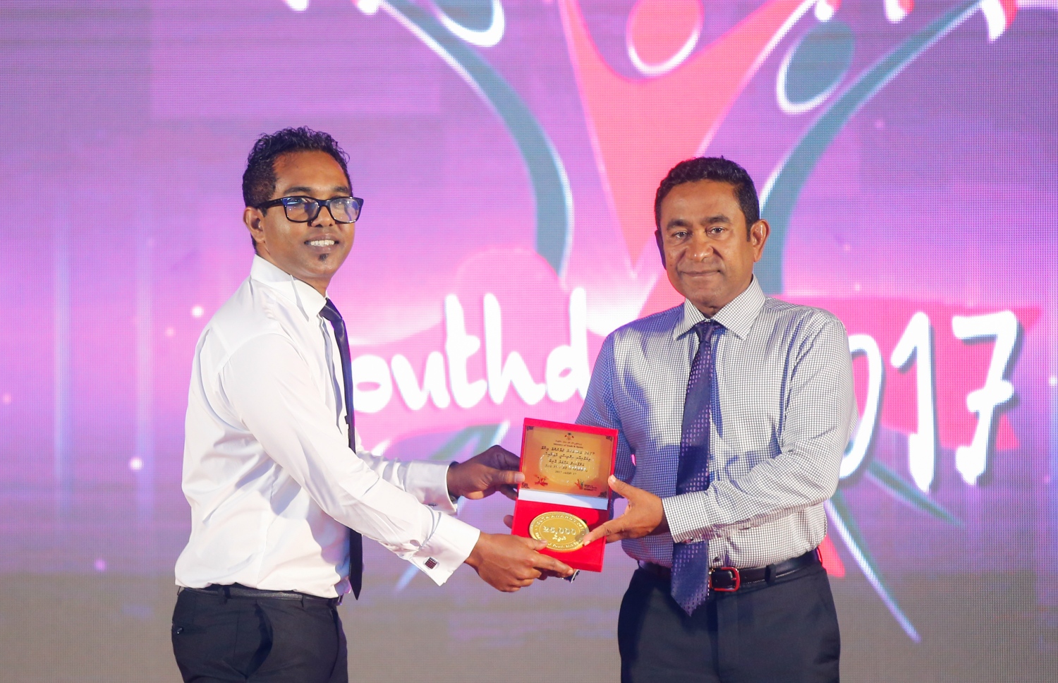 މާލެ: ނޮވެމްބަރު 26، 2017- ވިޔަފާރި އާއި އިގްތިސޯދީ ދާއިރާ އިން އަހުމަދު ގާލިބް އަށް ރައީސް ޔާމީން ޒުވާނުންގެ އެވޯޑް މިރޭ ދެއްވަނީ: މި އަހަރުގެ ޒުވާނުންގެ އެވޯޑް އަށް މީހަކަށް ރައީސް ޔާމީން ދެއްވި.---ފޮޓޯ: ހުސެއިން ވަހީދު/މިހާރު