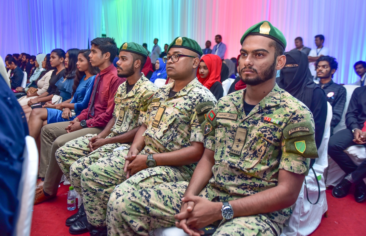 މާލެ: ނޮވެމްބަރު 26، 2017- މި އަހަރުގެ ޒުވާނުންގެ ގައުމީ ދުވަހުގެ ރަސްމީ ޖަލްސާގެ ތެރެއިން: މި އަހަރު ވަނީ އަށް މީހަކަށް ޒުވާނުންގެ އެވޯޑް ދީފައި.---ފޮޓޯ: ހުސެއިން ވަހީދު/މިހާރު