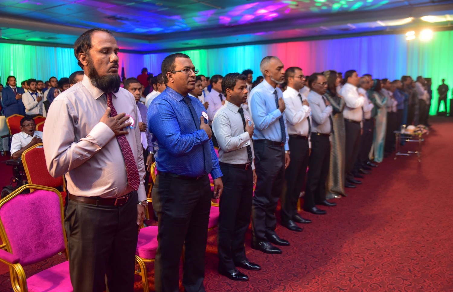 މާލެ: ނޮވެމްބަރު 26، 2017- މި އަހަރުގެ ޒުވާނުންގެ ގައުމީ ދުވަހުގެ ރަސްމީ ޖަލްސާގައި ދައުލަތުގެ ބައެއް އިސްބޭފުޅުން ގައުމީ ސަލާމް ވިދާޅުވަނީ.---ފޮޓޯ: ހުސެއިން ވަހީދު/މިހާރު